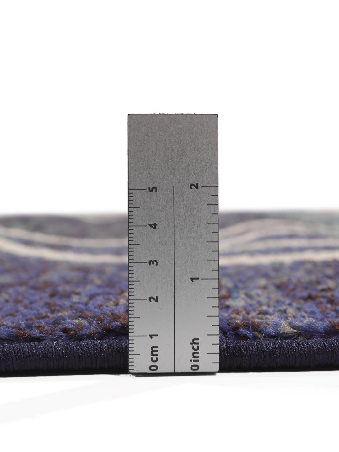 Blauw tapijt met abstracte witte lijnpatronen
