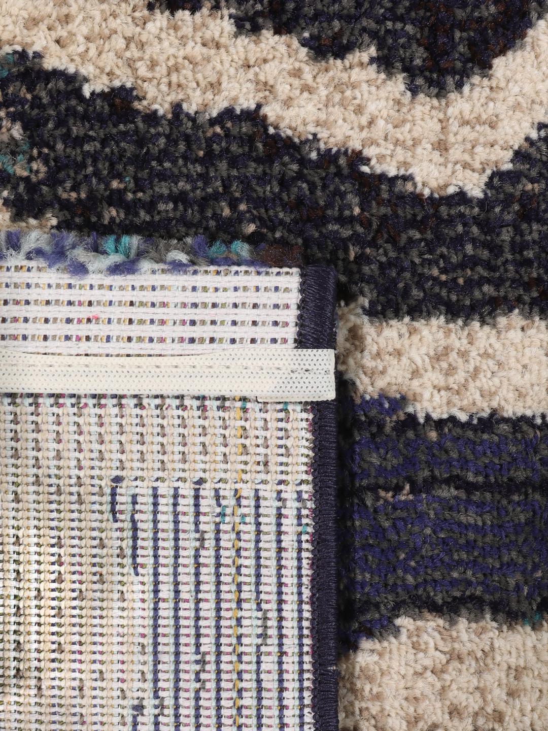 Blauw tapijt met abstracte witte lijnpatronen