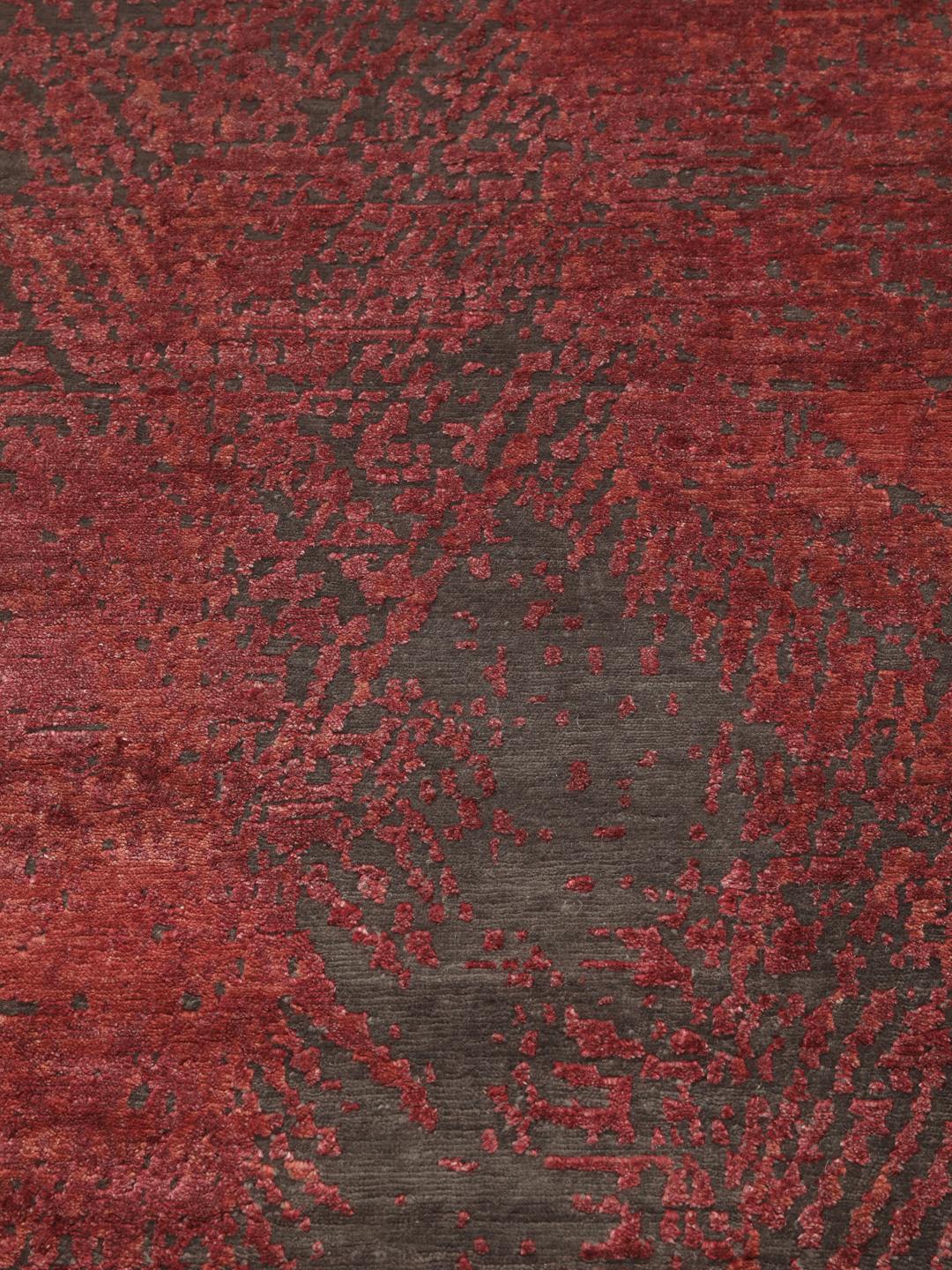 Handgeknoopt Contemporary Design tapijt uit India in donkerrood en donkergrijs