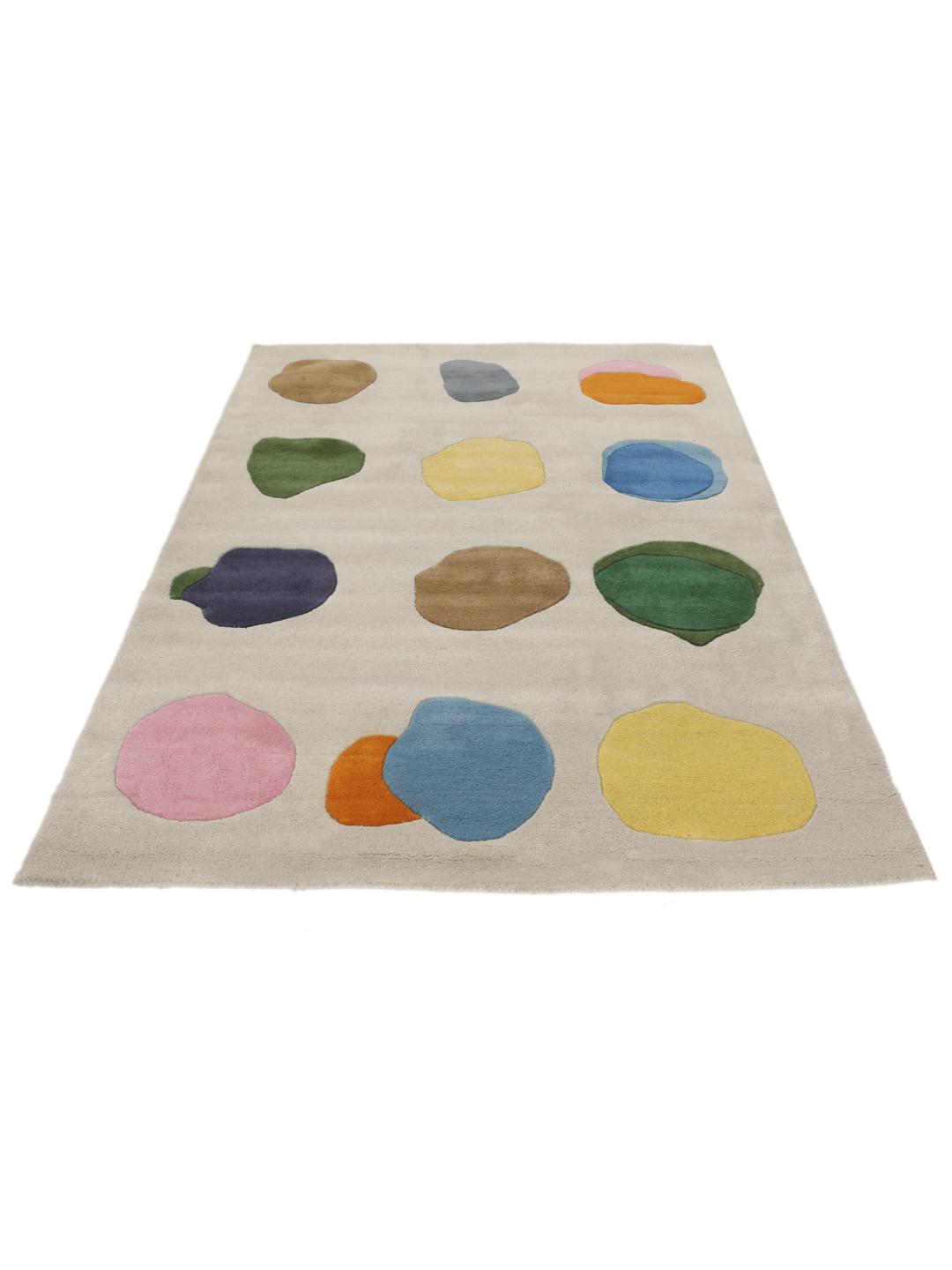 off-white og flerfarvet tæppe