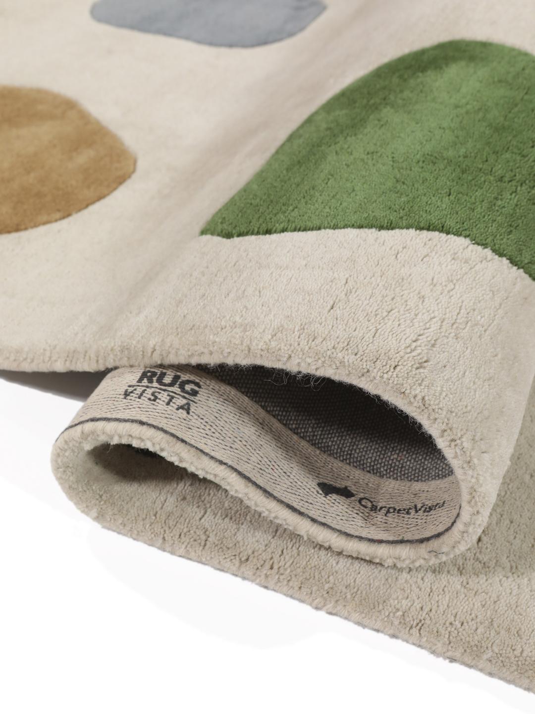 off-white og flerfarvet tæppe