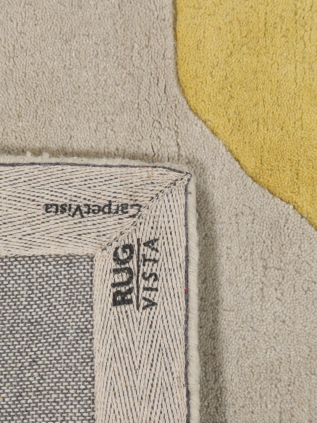 off-white og flerfarvet tæppe