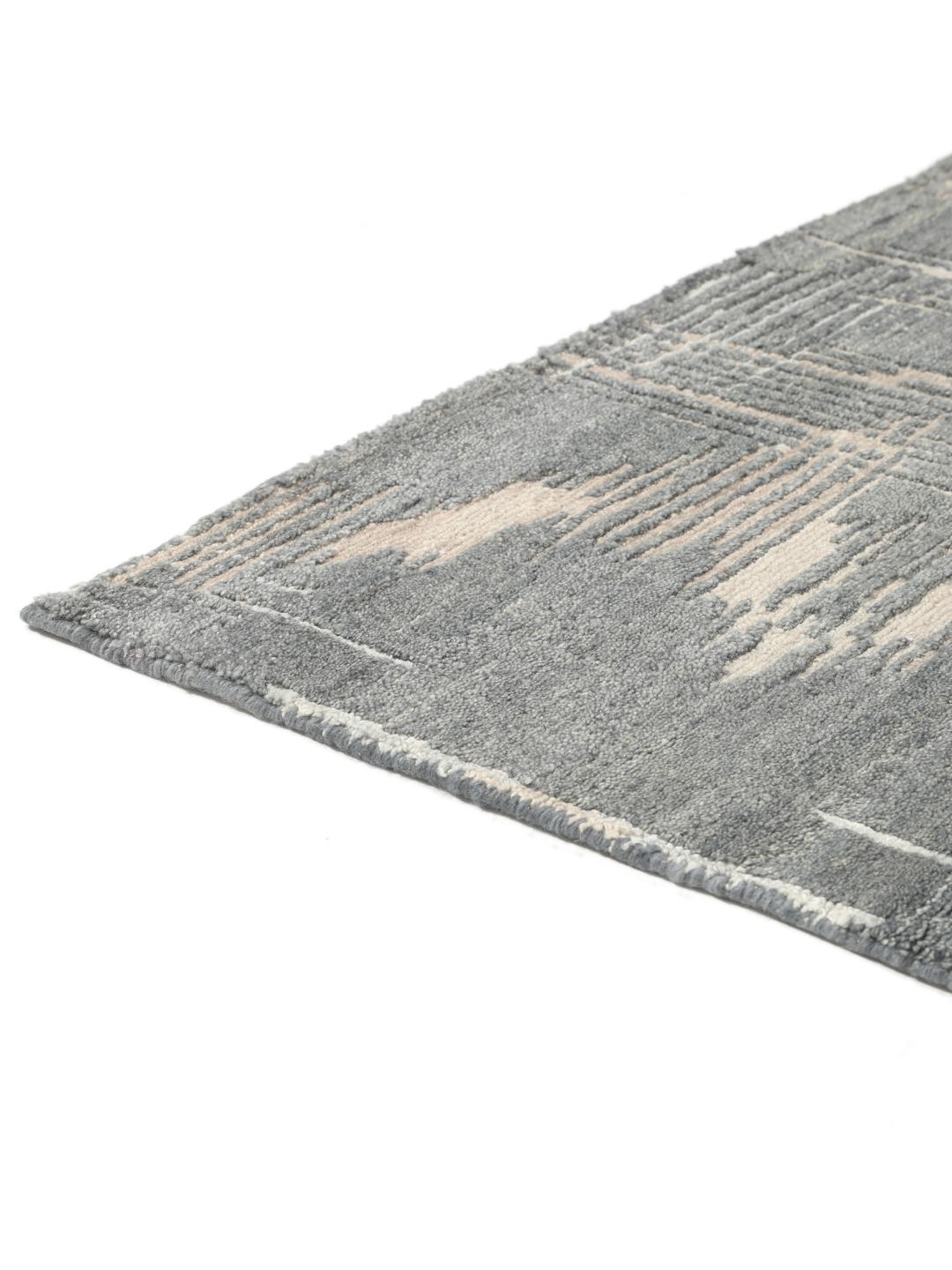 Handgeknoopt wollen tapijt uit India met een abstract design in grijs en beige