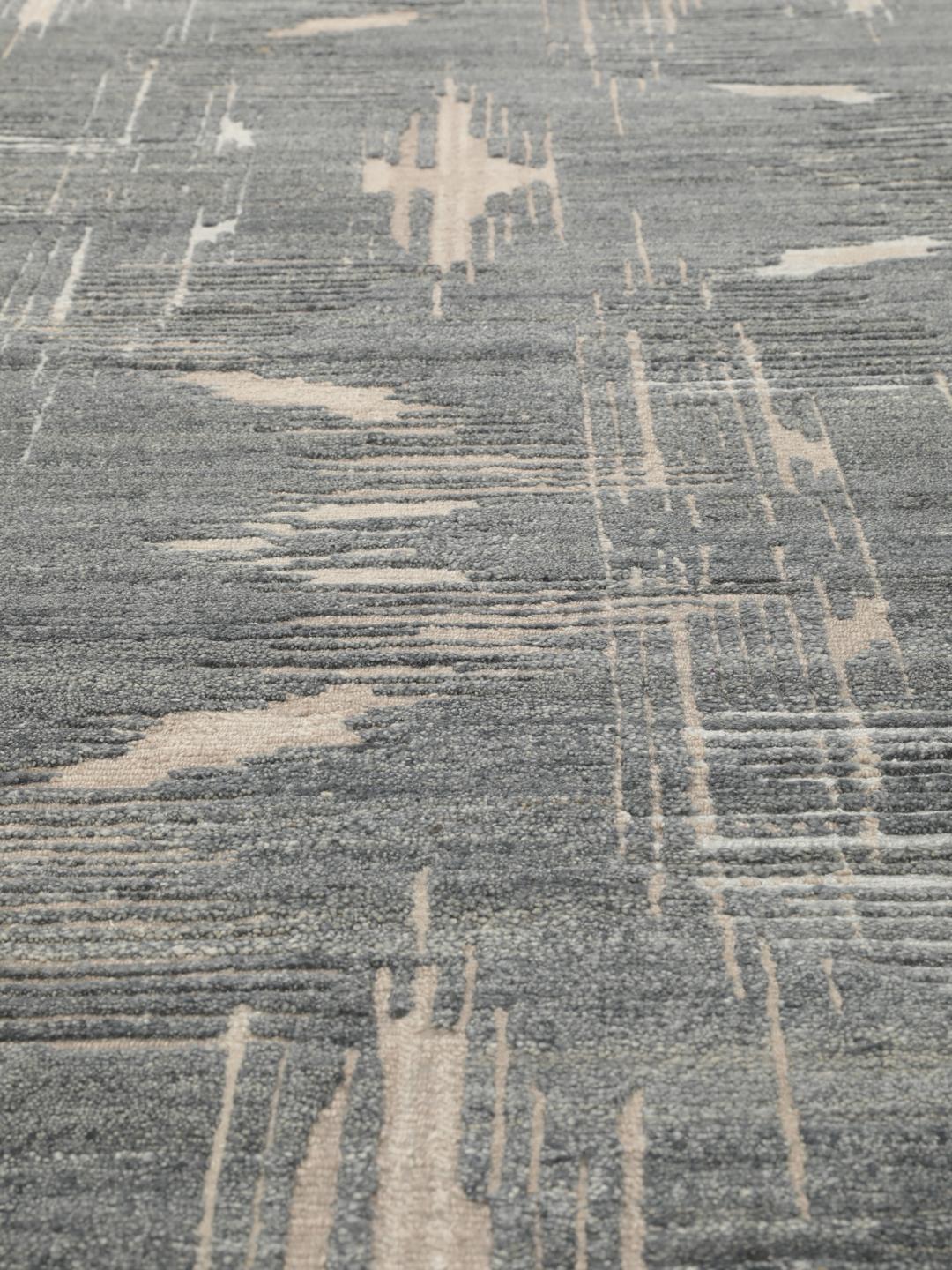 Handgeknoopt wollen tapijt uit India met een abstract design in grijs en beige