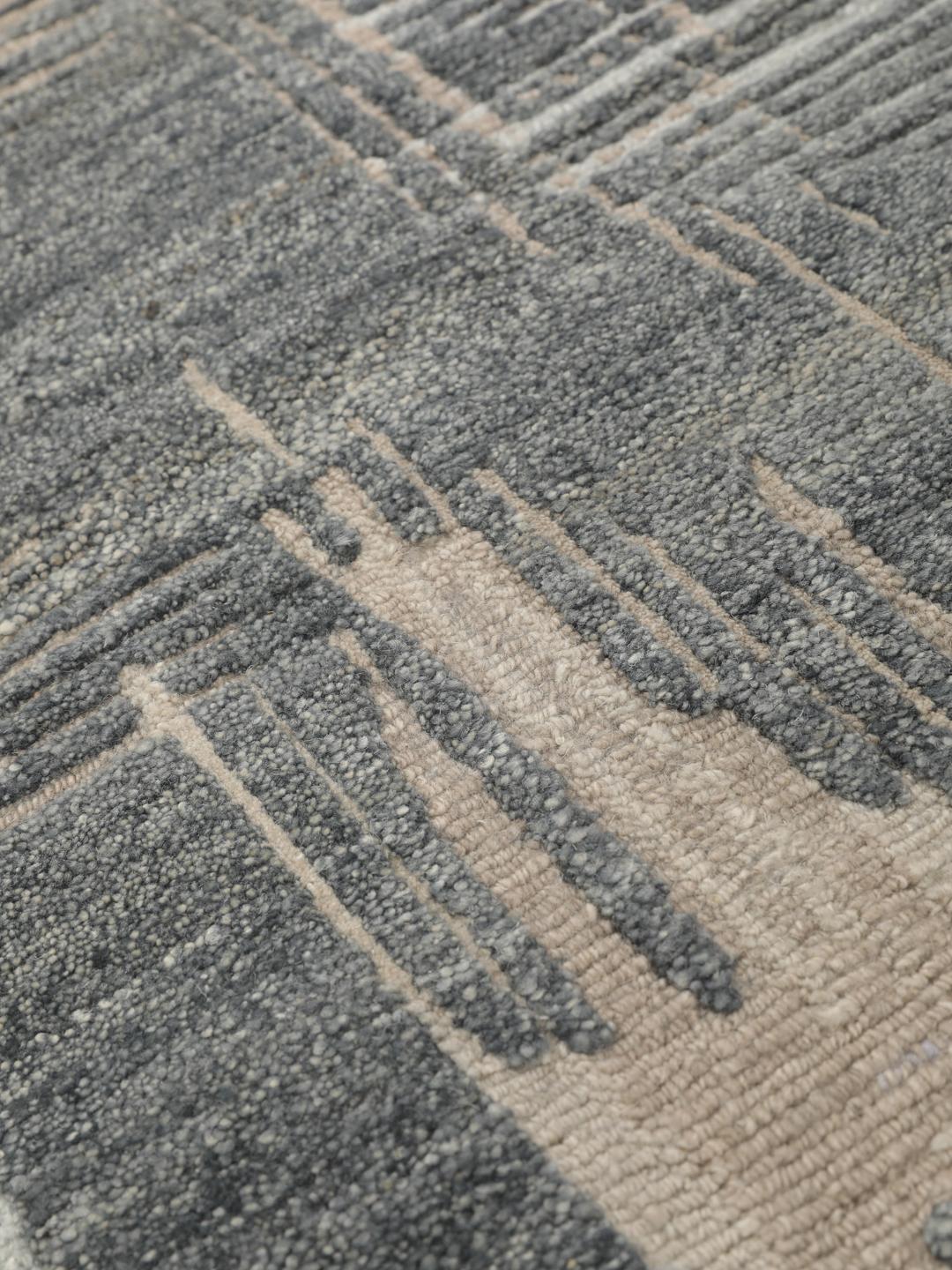 Handgeknoopt wollen tapijt uit India met een abstract design in grijs en beige