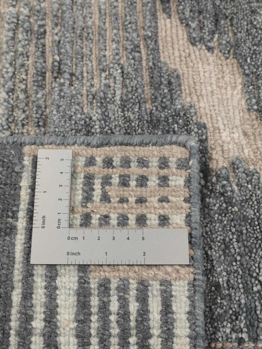 Handgeknoopt wollen tapijt uit India met een abstract design in grijs en beige