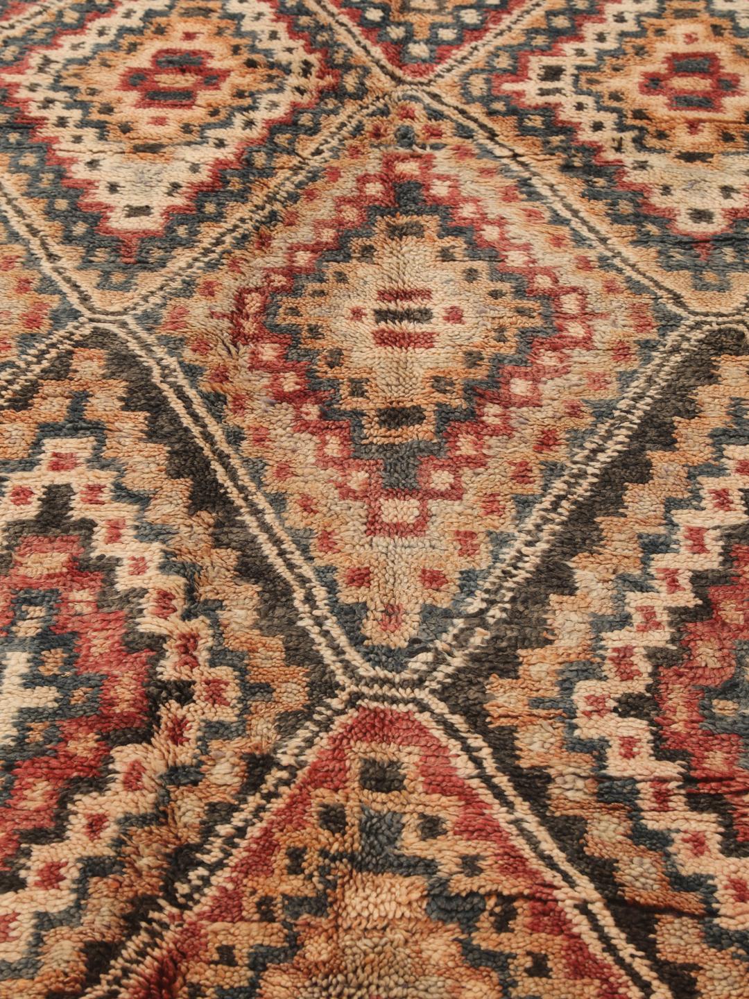 Vintage handgeknüpfter marokkanischer Berberteppich mit geometrischen Rautenmustern in mehrfarbig