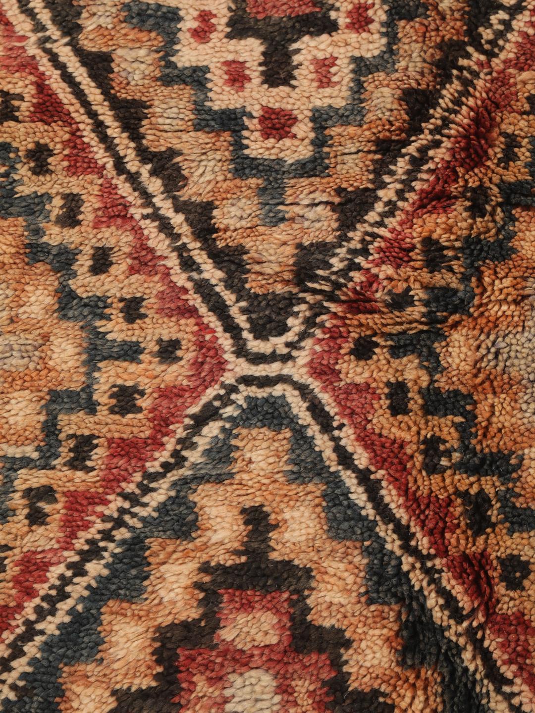 Vintage handgeknüpfter marokkanischer Berberteppich mit geometrischen Rautenmustern in mehrfarbig