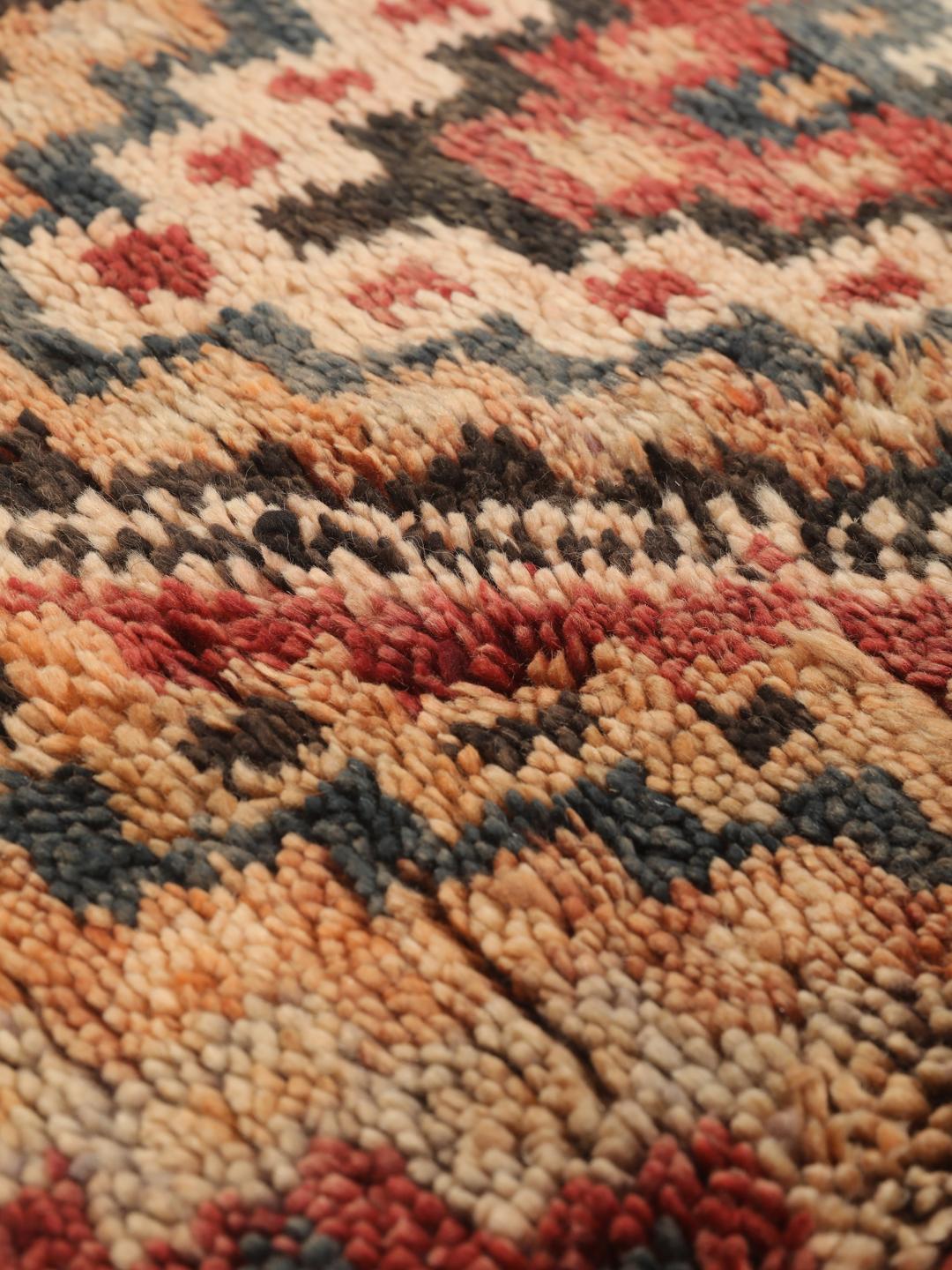 Vintage handgeknüpfter marokkanischer Berberteppich mit geometrischen Rautenmustern in mehrfarbig