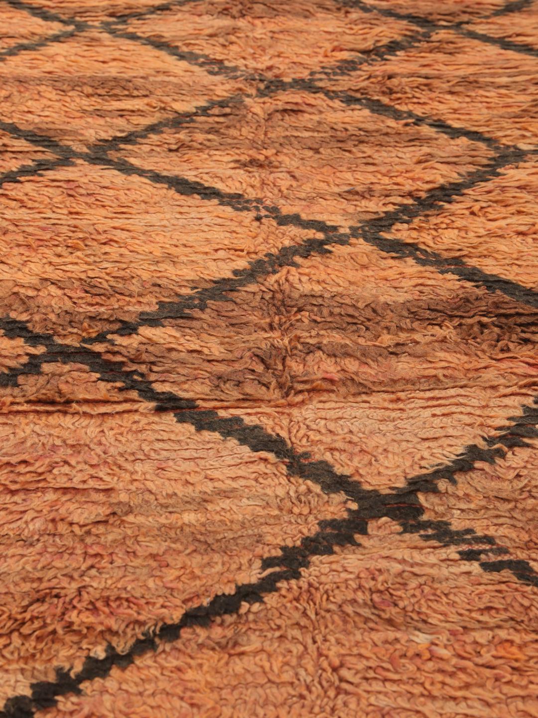 Vintage handgefertigter marokkanischer Beni Ourain Teppich mit Rautenmuster in Orange und Schwarz