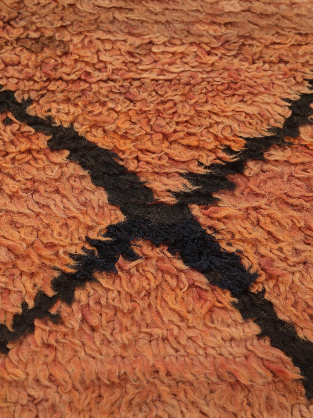 Vintage handgefertigter marokkanischer Beni Ourain Teppich mit Rautenmuster in Orange und Schwarz