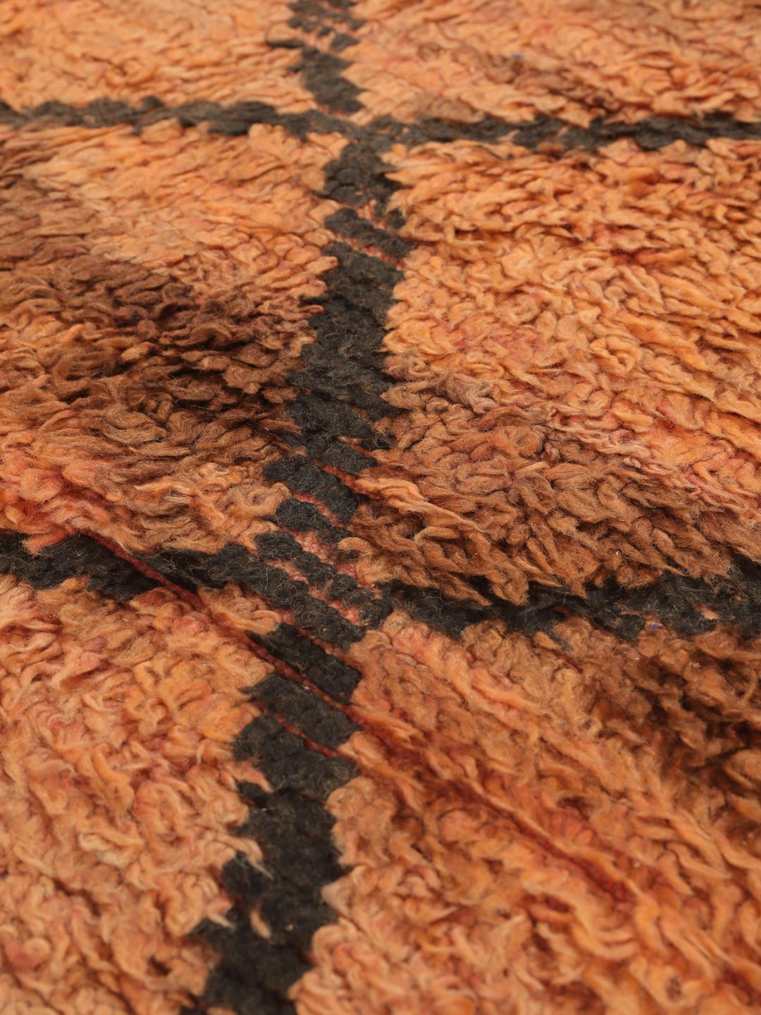 Vintage handgefertigter marokkanischer Beni Ourain Teppich mit Rautenmuster in Orange und Schwarz