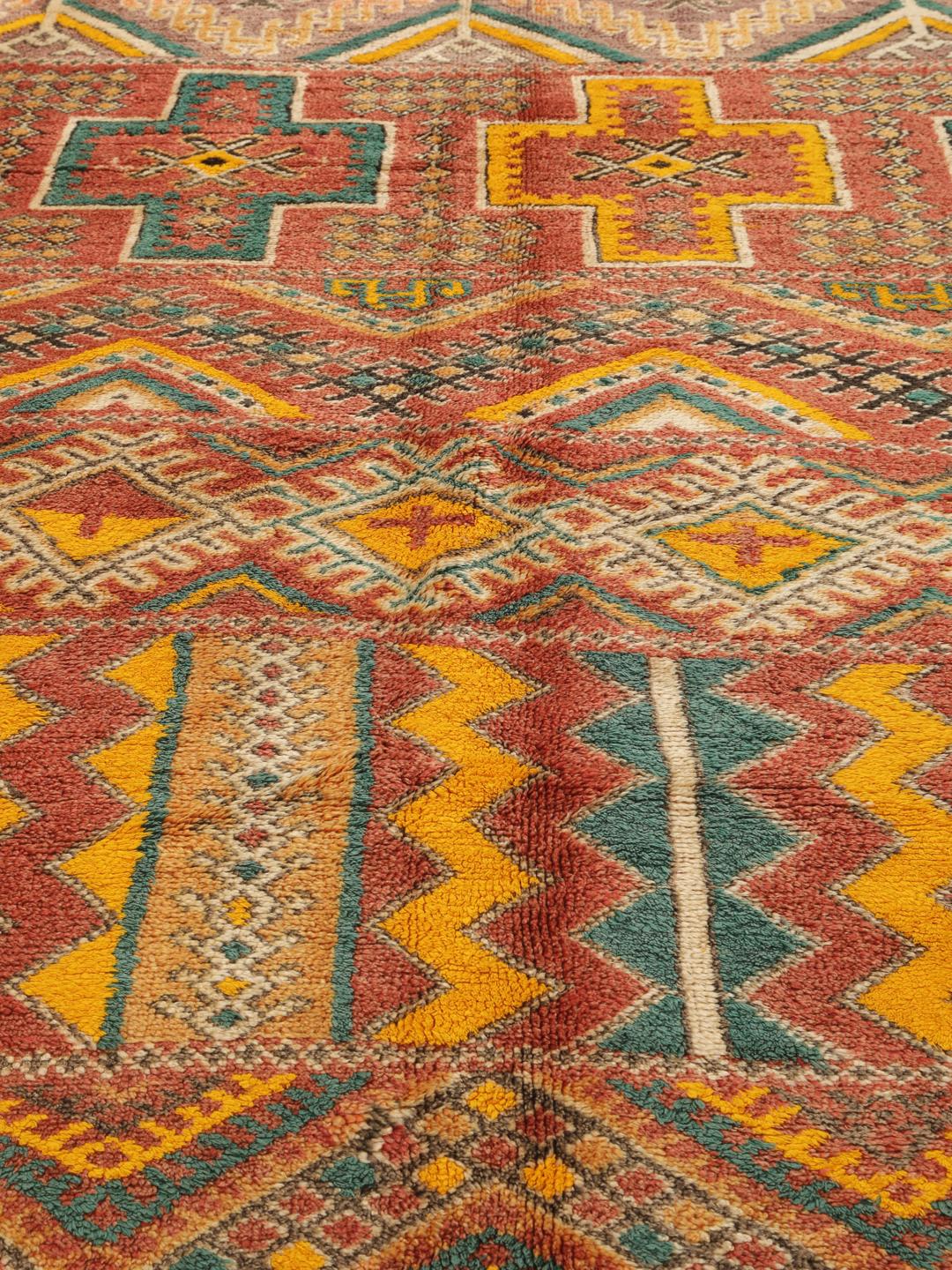 Vintage marokkansk tæppe med geometriske stammemønstre og livlige farver