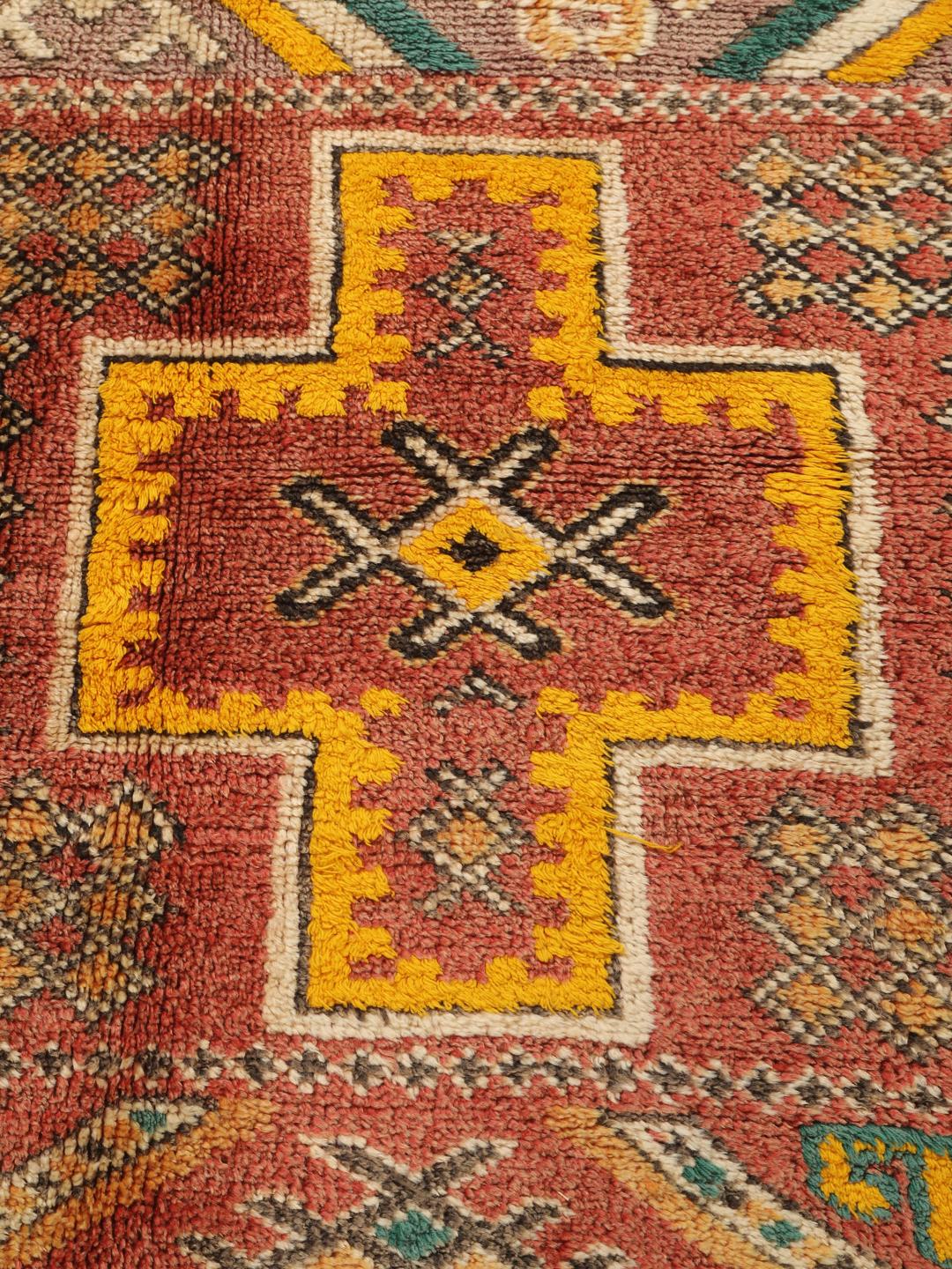 Vintage marokkansk tæppe med geometriske stammemønstre og livlige farver