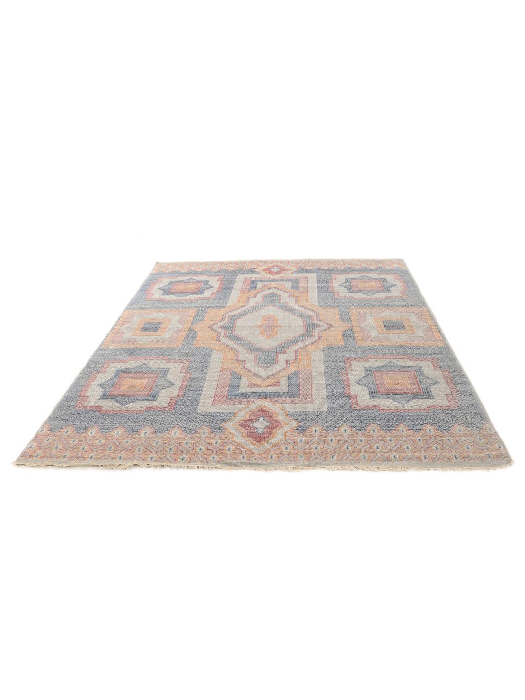 Modern handgeknoopt tapijt uit India met geometrische patronen in blauwe, roze en beige tinten.