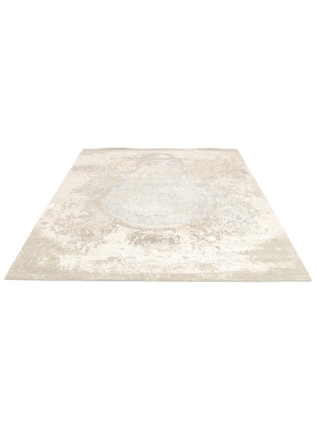 Hedendaags Indiaas vloerkleed in een zacht beige en lichtblauw kleurenpalet