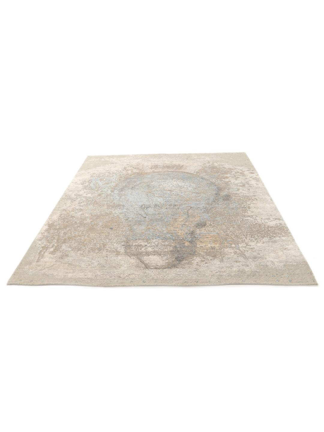 Hedendaags Indiaas vloerkleed in een zacht beige en lichtblauw kleurenpalet