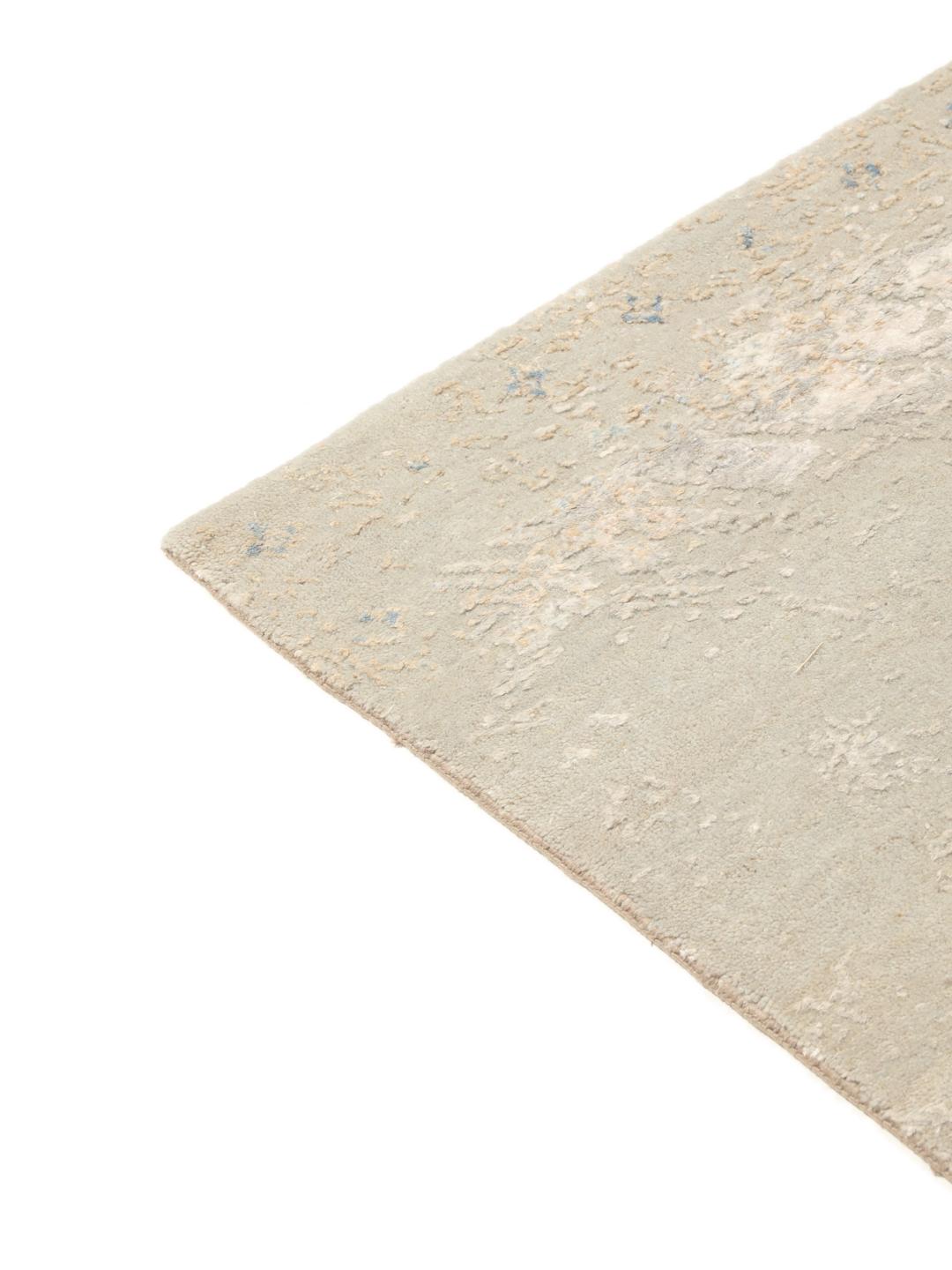 Hedendaags Indiaas vloerkleed in een zacht beige en lichtblauw kleurenpalet