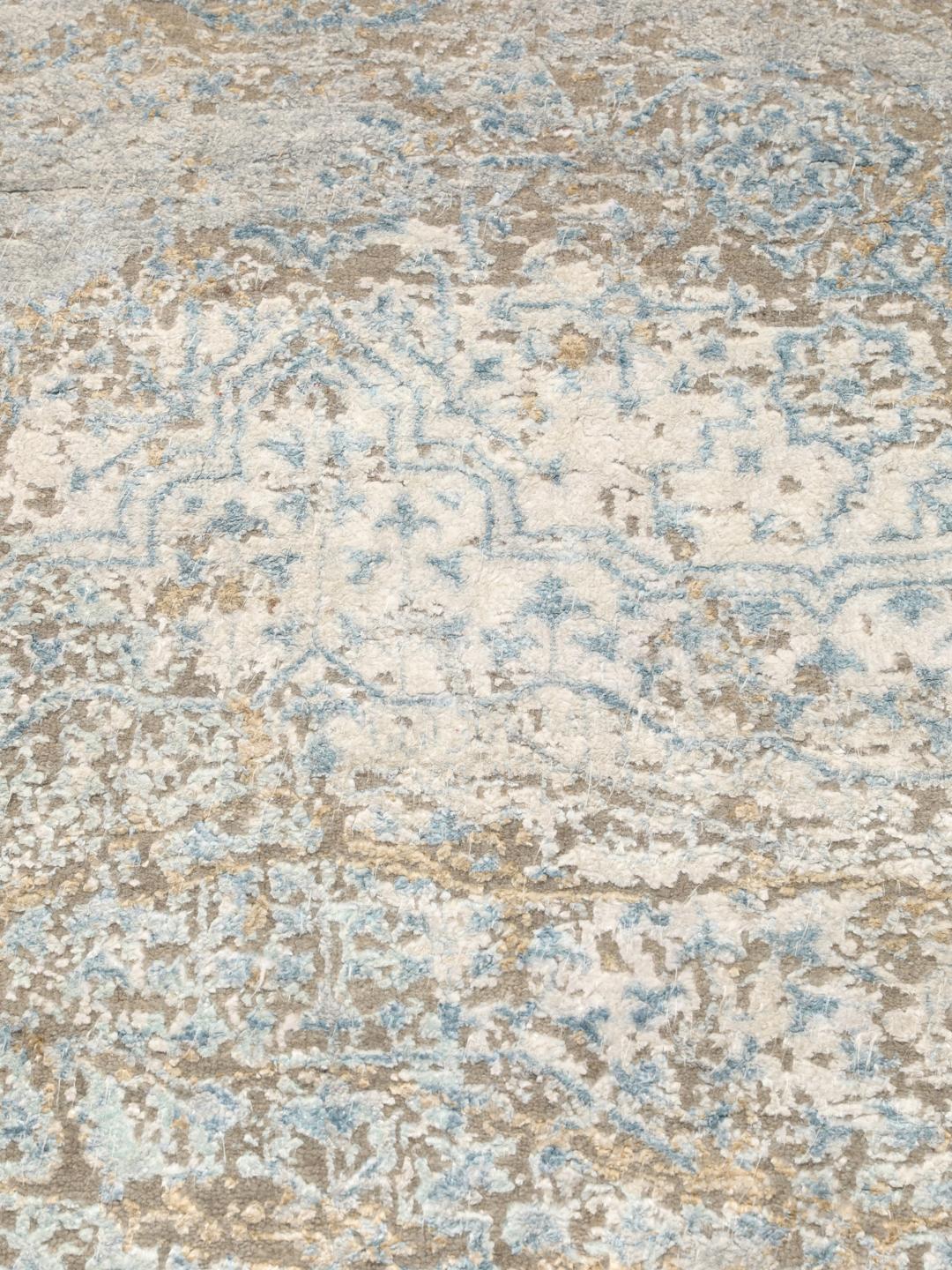 Hedendaags Indiaas vloerkleed in een zacht beige en lichtblauw kleurenpalet