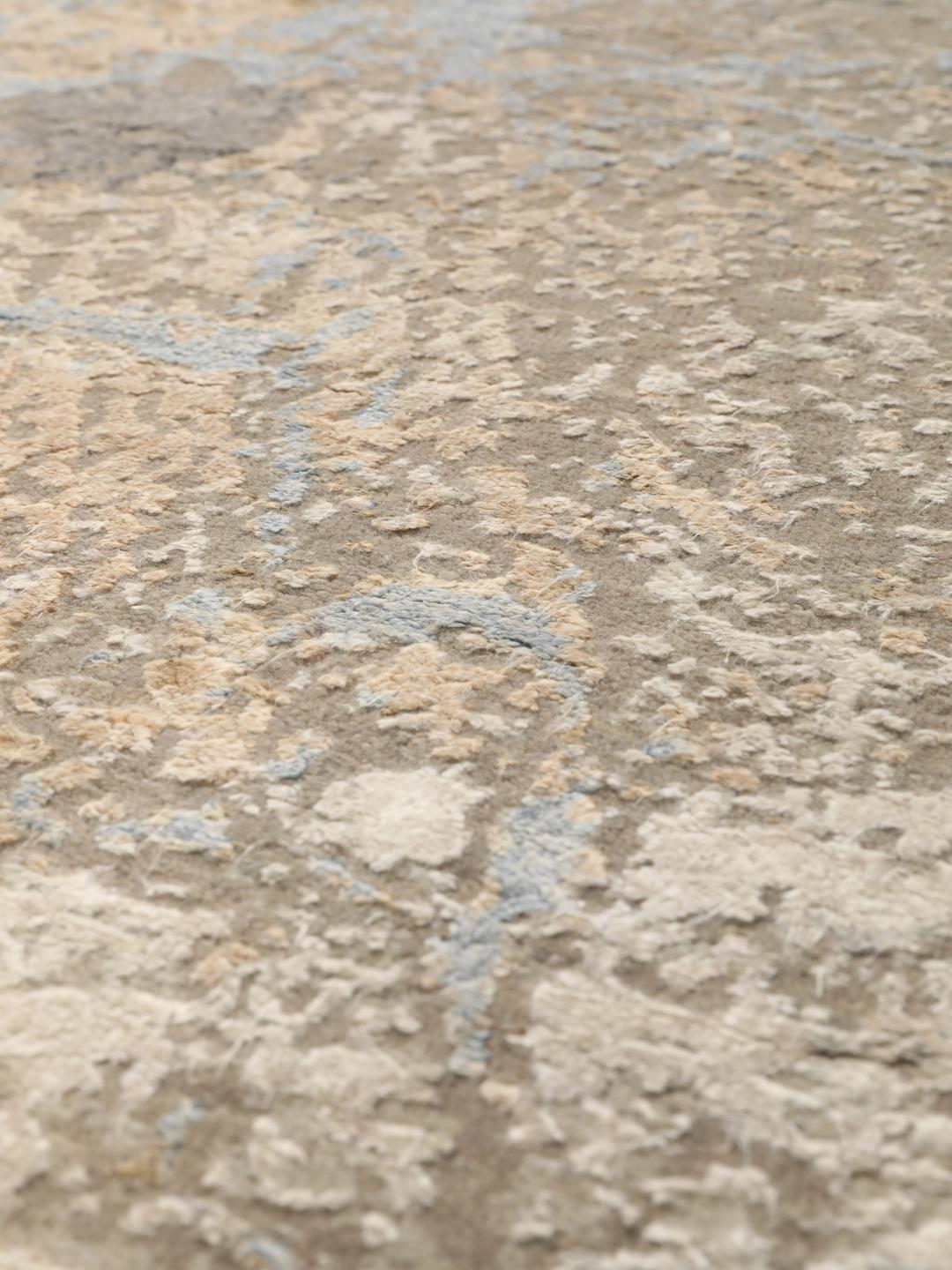 Hedendaags Indiaas vloerkleed in een zacht beige en lichtblauw kleurenpalet