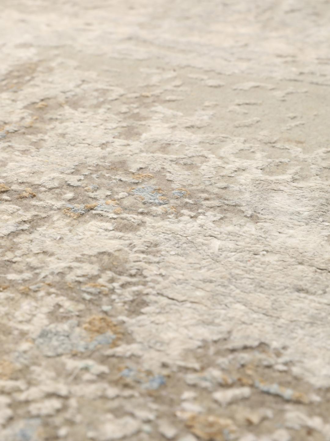 Hedendaags Indiaas vloerkleed in een zacht beige en lichtblauw kleurenpalet