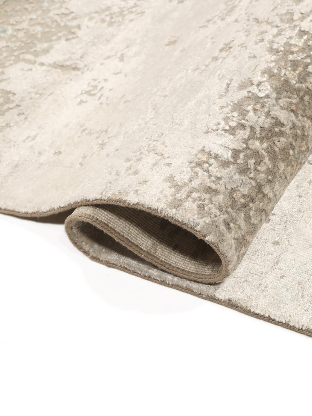 Hedendaags Indiaas vloerkleed in een zacht beige en lichtblauw kleurenpalet