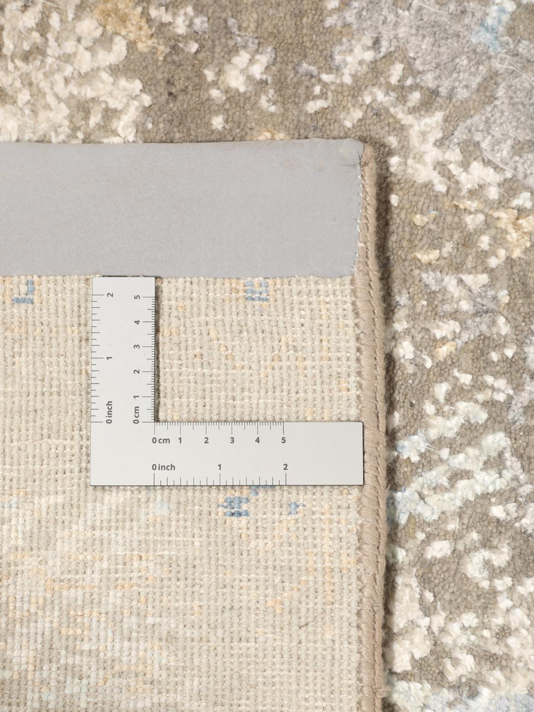 Hedendaags Indiaas vloerkleed in een zacht beige en lichtblauw kleurenpalet