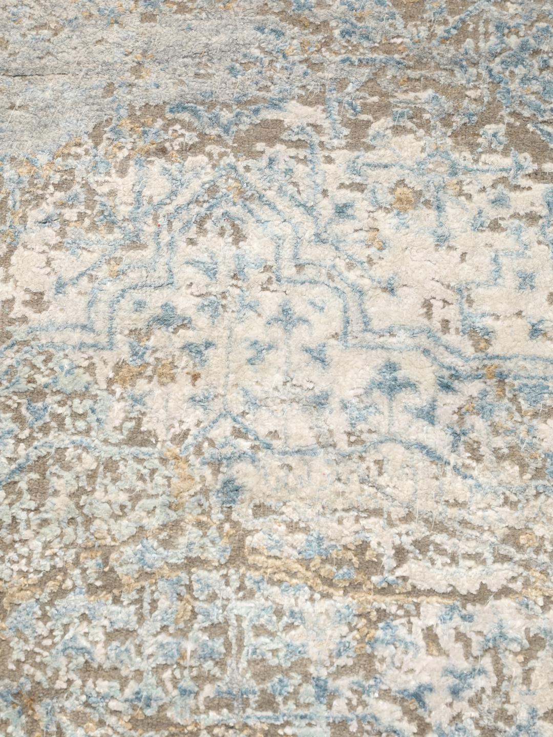 Hedendaags Indiaas vloerkleed in een zacht beige en lichtblauw kleurenpalet