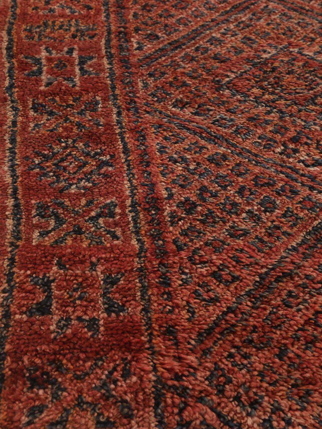 Vintage handgeknüpfter Marokkanischer Berber Beni Ourain Teppich mit rotem Rautenmuster