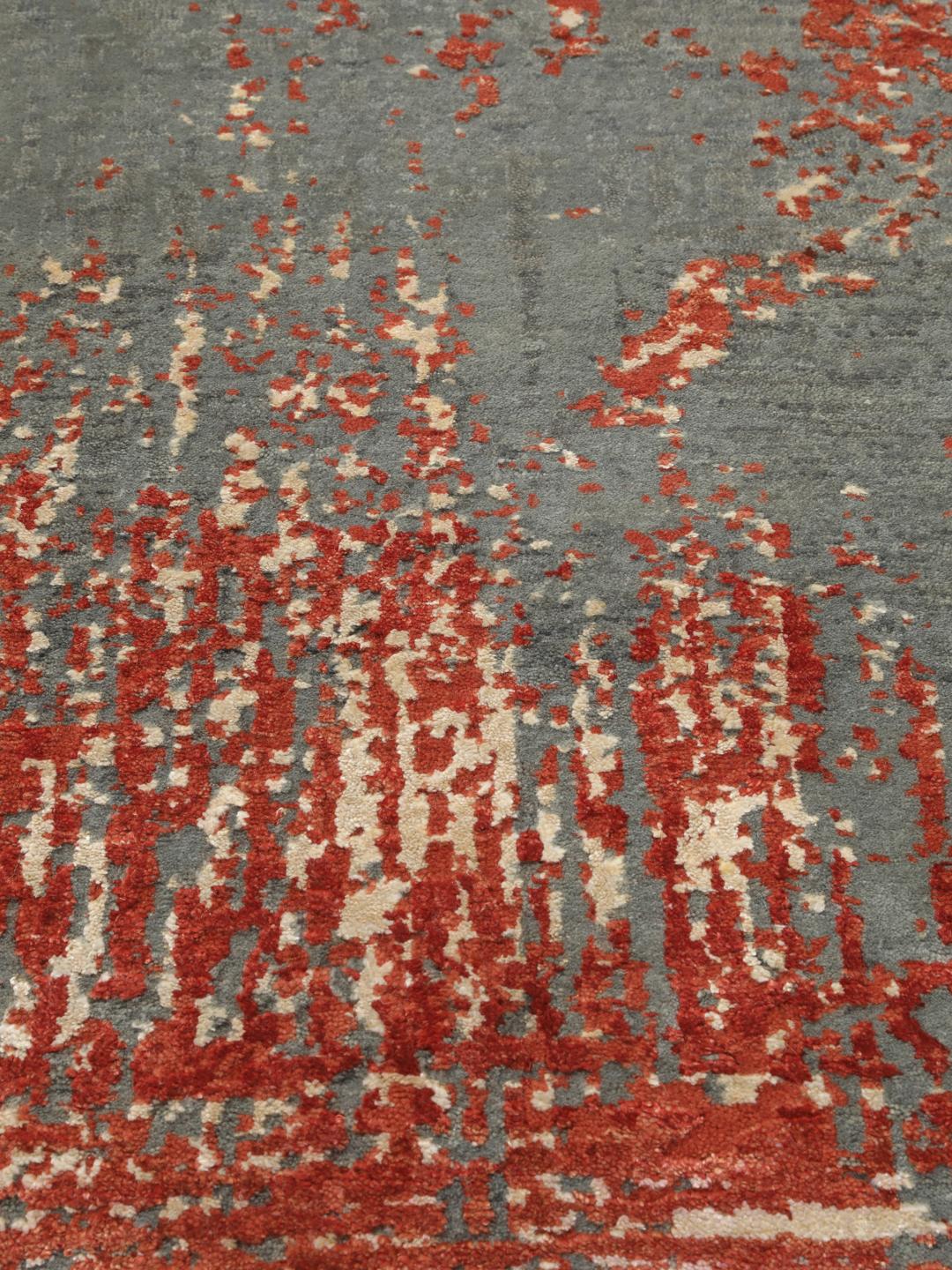 Moderne abstrakt tæppe fra Indien i grå og røde nuancer
