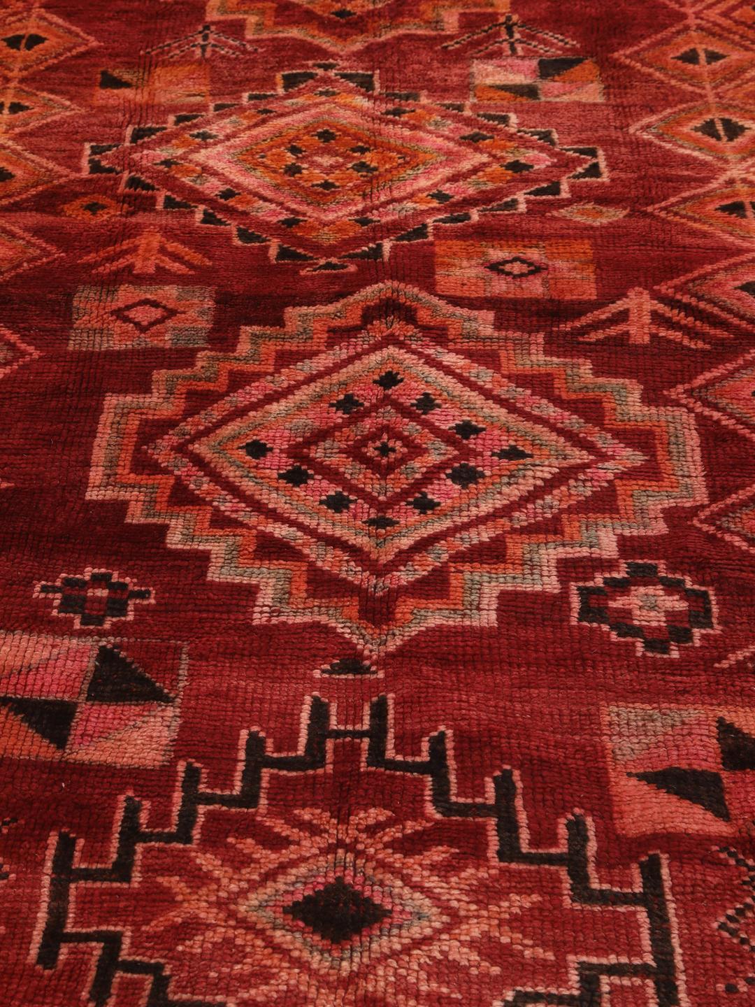 Vintage Berber marokkansk tæppe med dybe røde toner og indviklede geometriske mønstre