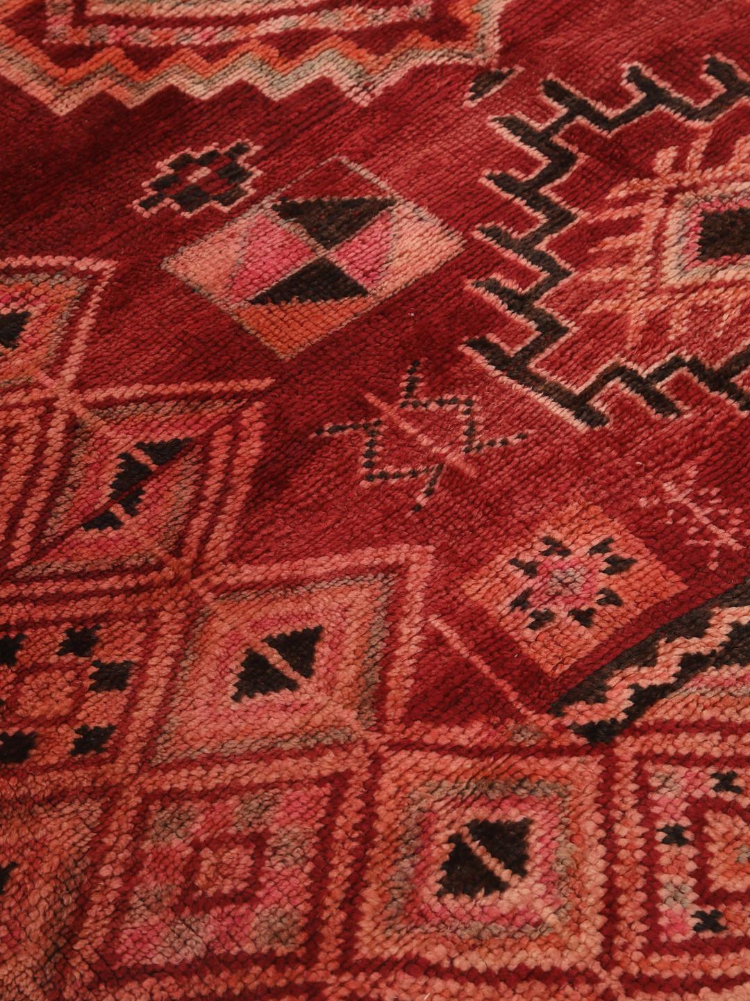 Vintage Berber marokkansk tæppe med dybe røde toner og indviklede geometriske mønstre