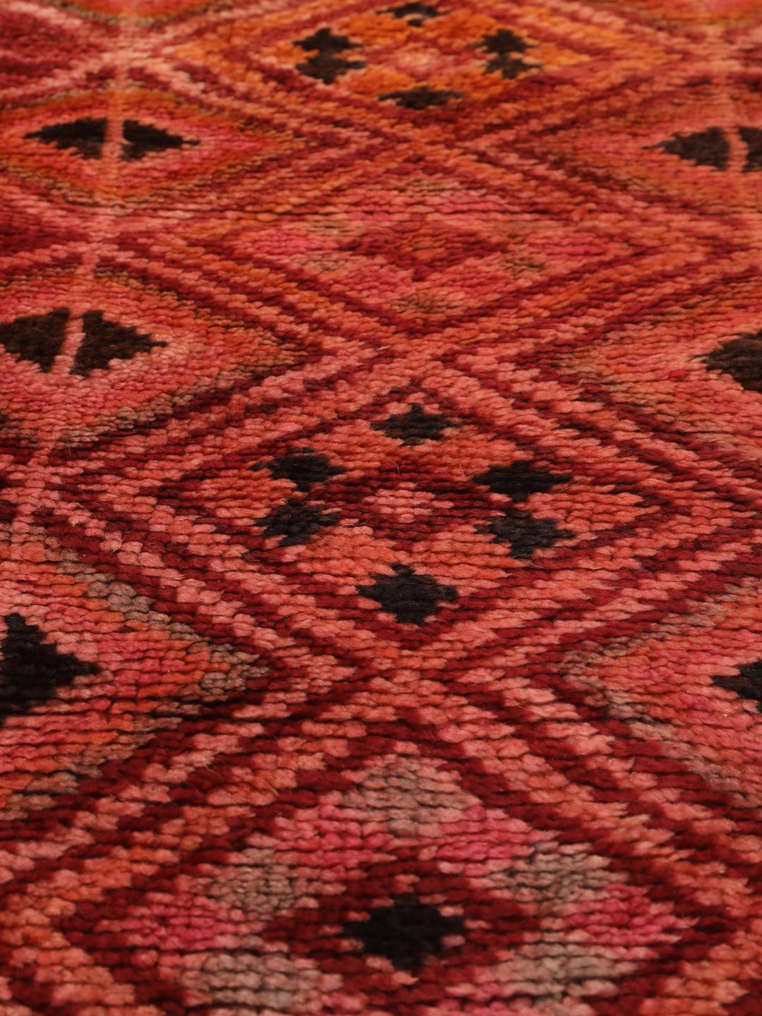 Vintage Berber marokkansk tæppe med dybe røde toner og indviklede geometriske mønstre