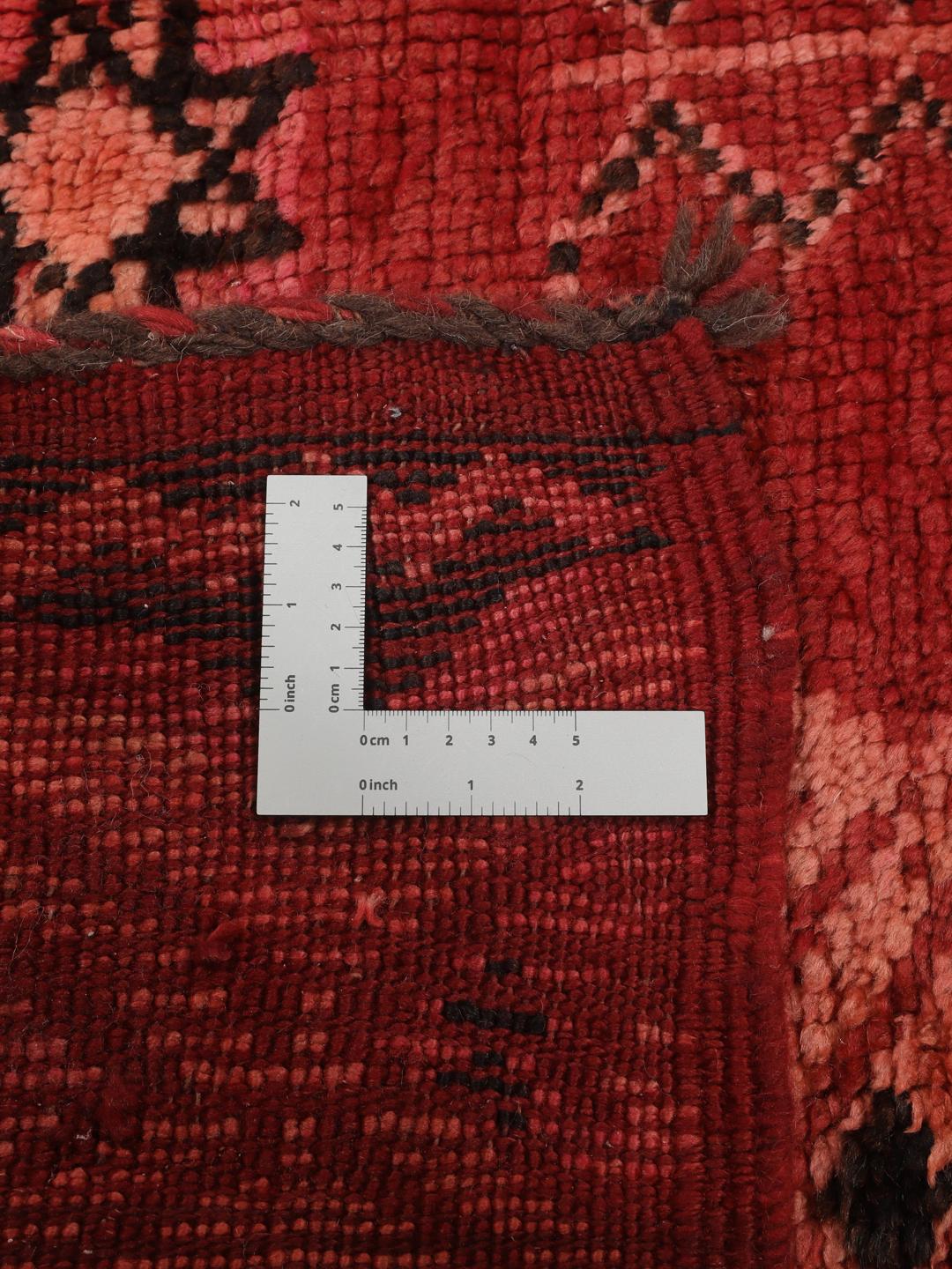Vintage Berber marokkansk tæppe med dybe røde toner og indviklede geometriske mønstre
