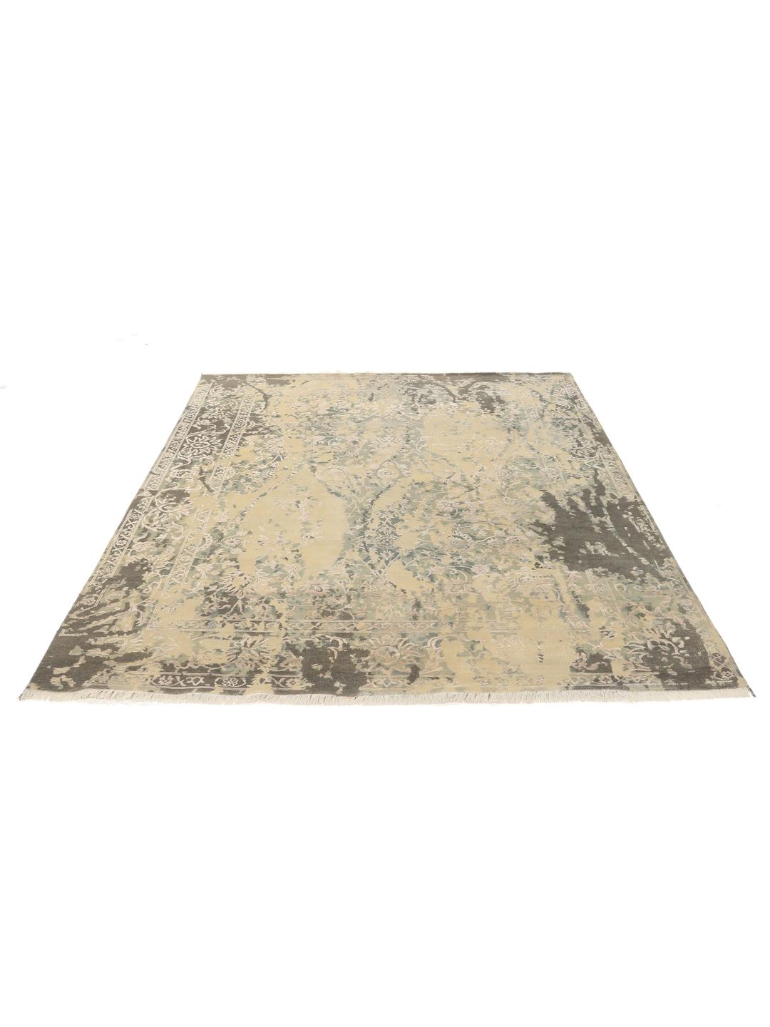 Een groot, handgeknoopt hedendaags Indiaas tapijt in beige en donkergrijze tinten met bloemmotieven.