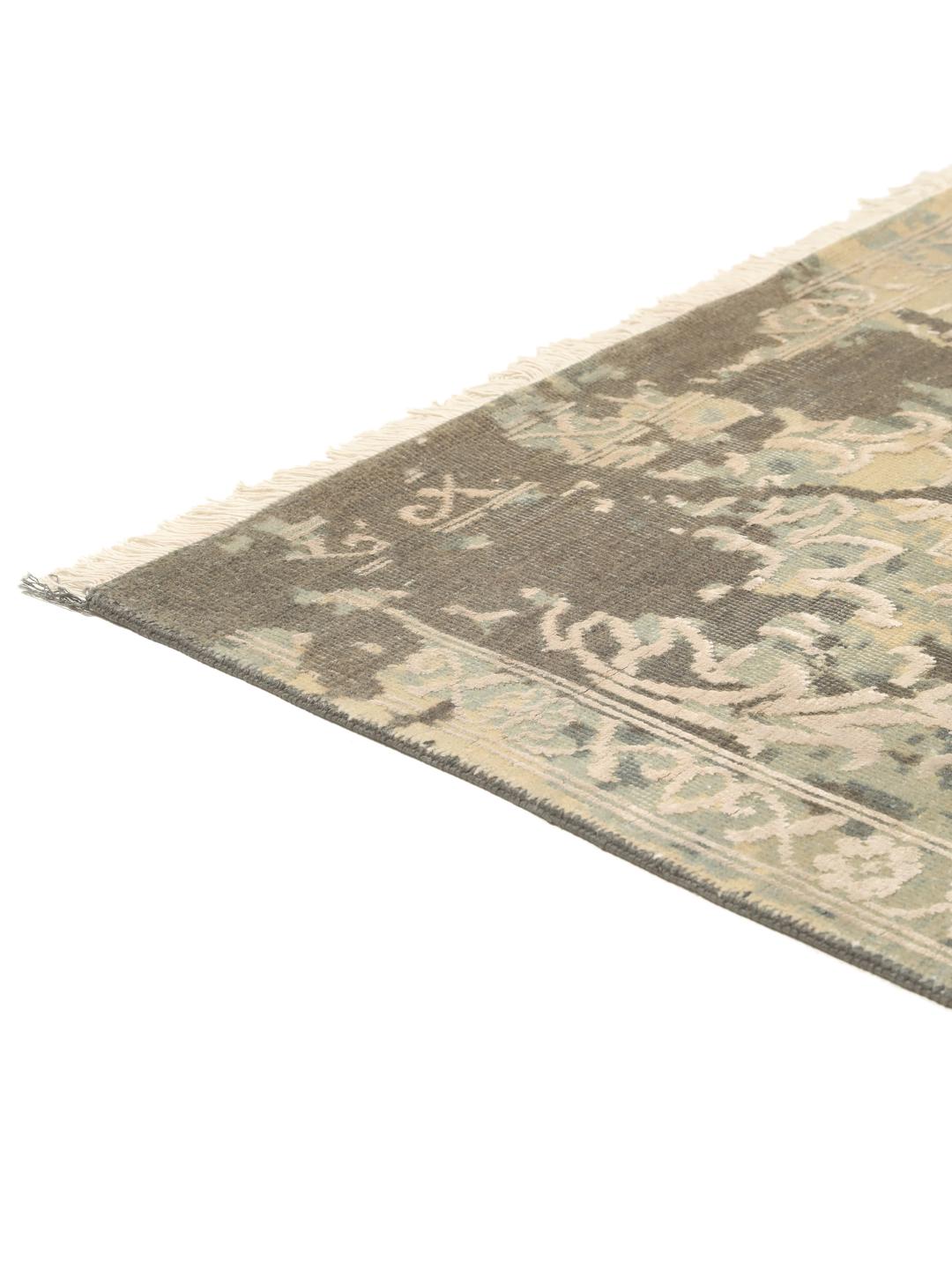 Een groot, handgeknoopt hedendaags Indiaas tapijt in beige en donkergrijze tinten met bloemmotieven.