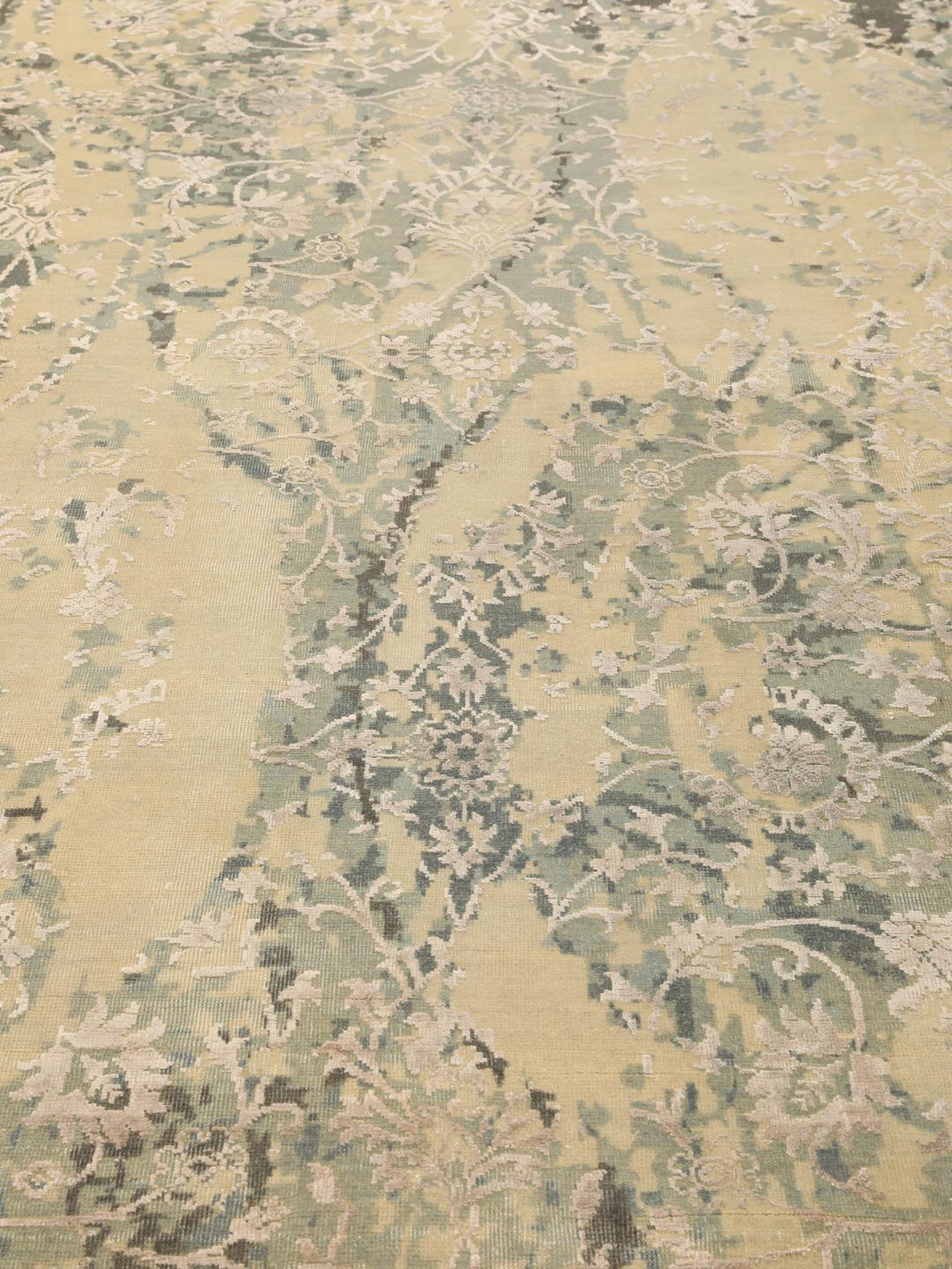 Een groot, handgeknoopt hedendaags Indiaas tapijt in beige en donkergrijze tinten met bloemmotieven.