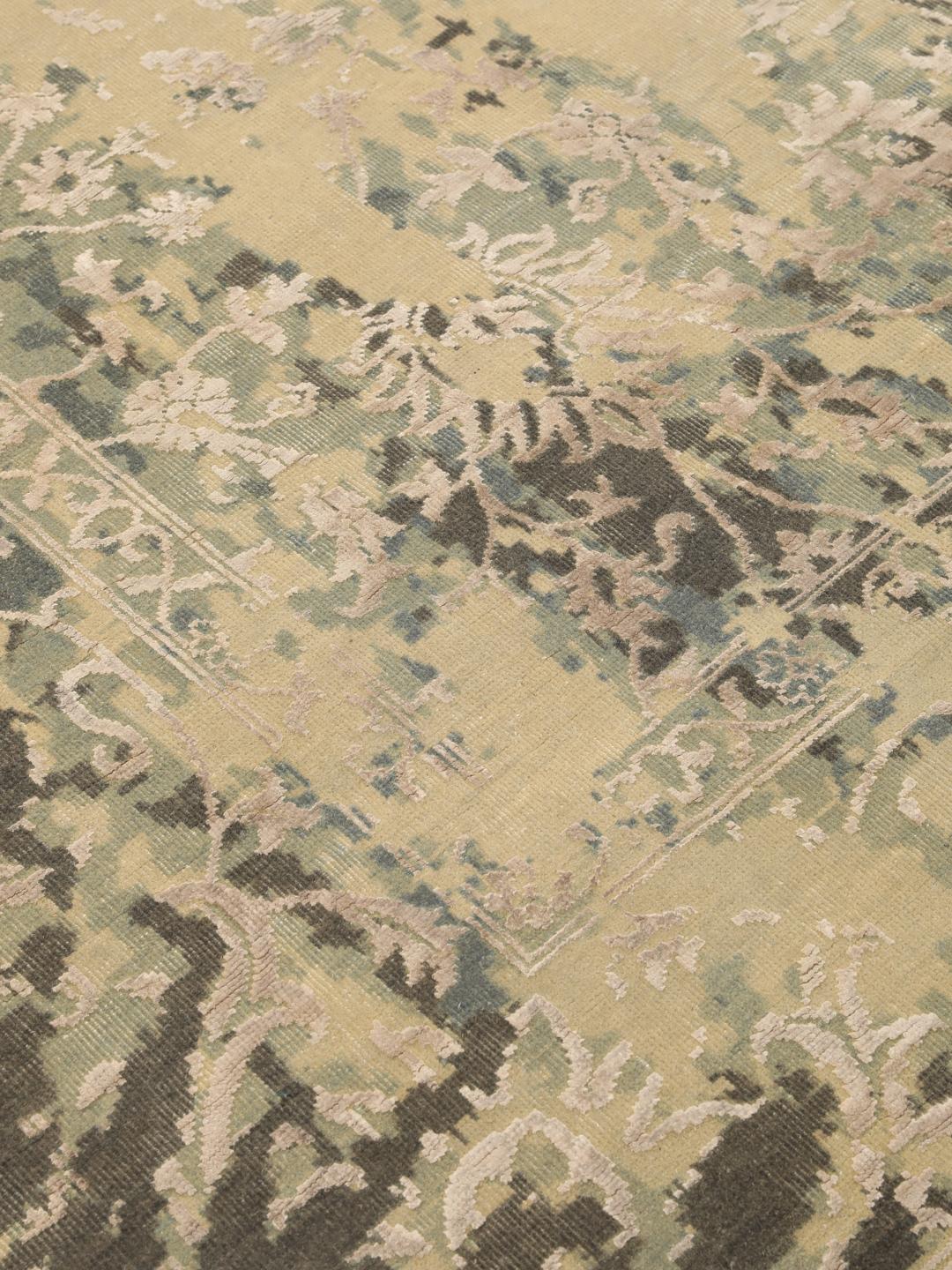 Een groot, handgeknoopt hedendaags Indiaas tapijt in beige en donkergrijze tinten met bloemmotieven.