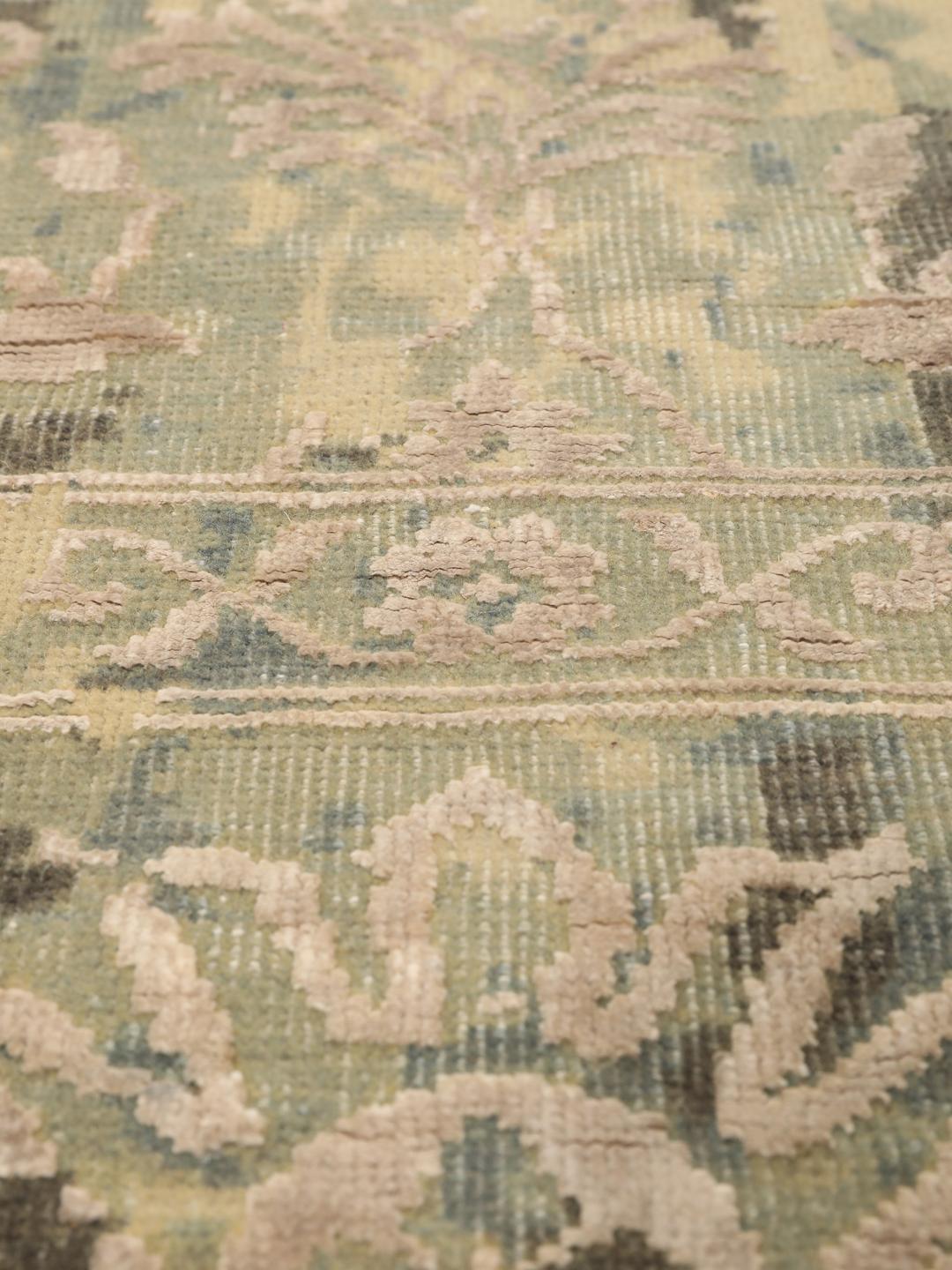 Een groot, handgeknoopt hedendaags Indiaas tapijt in beige en donkergrijze tinten met bloemmotieven.