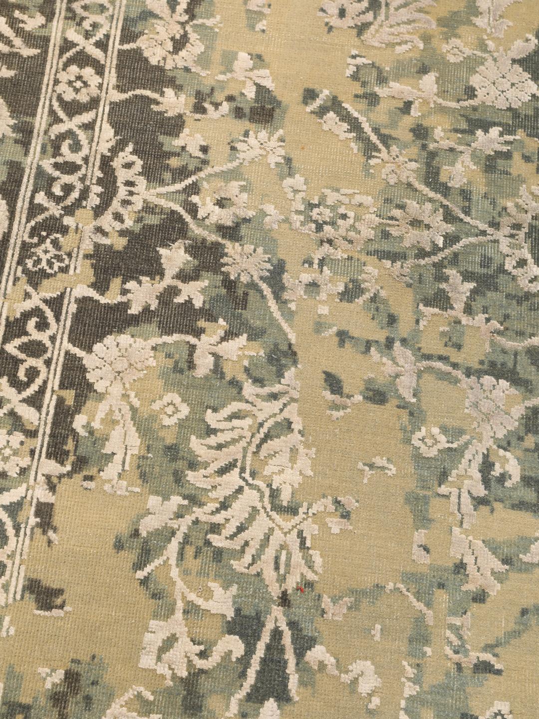 Een groot, handgeknoopt hedendaags Indiaas tapijt in beige en donkergrijze tinten met bloemmotieven.