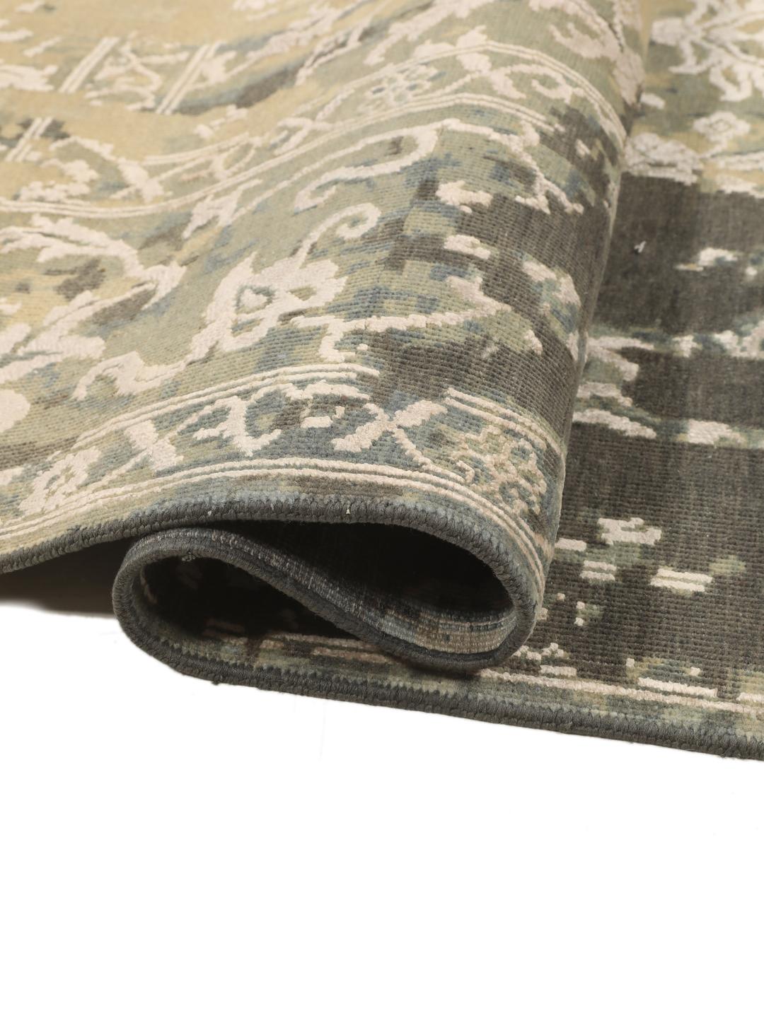 Een groot, handgeknoopt hedendaags Indiaas tapijt in beige en donkergrijze tinten met bloemmotieven.