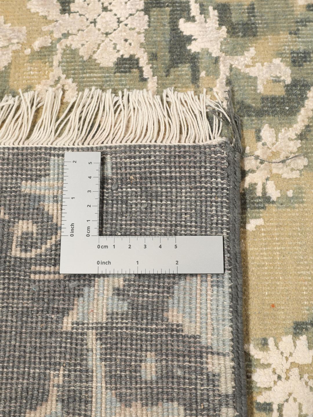 Een groot, handgeknoopt hedendaags Indiaas tapijt in beige en donkergrijze tinten met bloemmotieven.