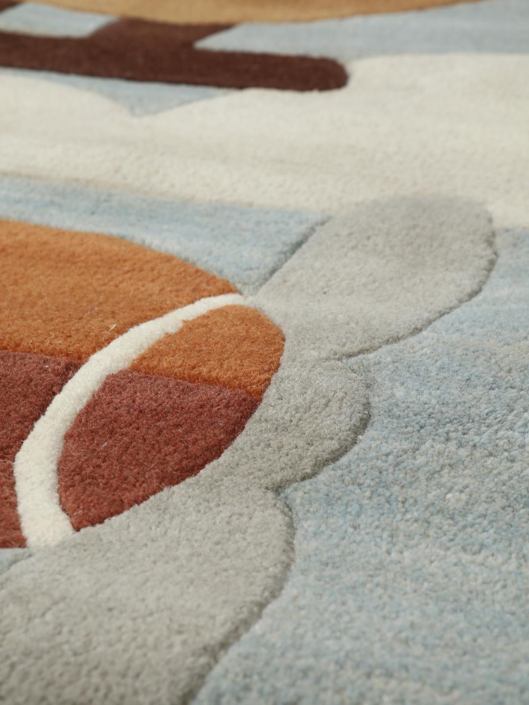 Tapis bleu clair avec des motifs ludiques d'avions et de montgolfières