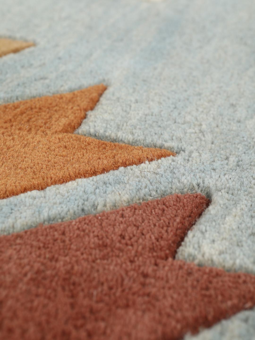 Tapis bleu clair avec des motifs ludiques d'avions et de montgolfières