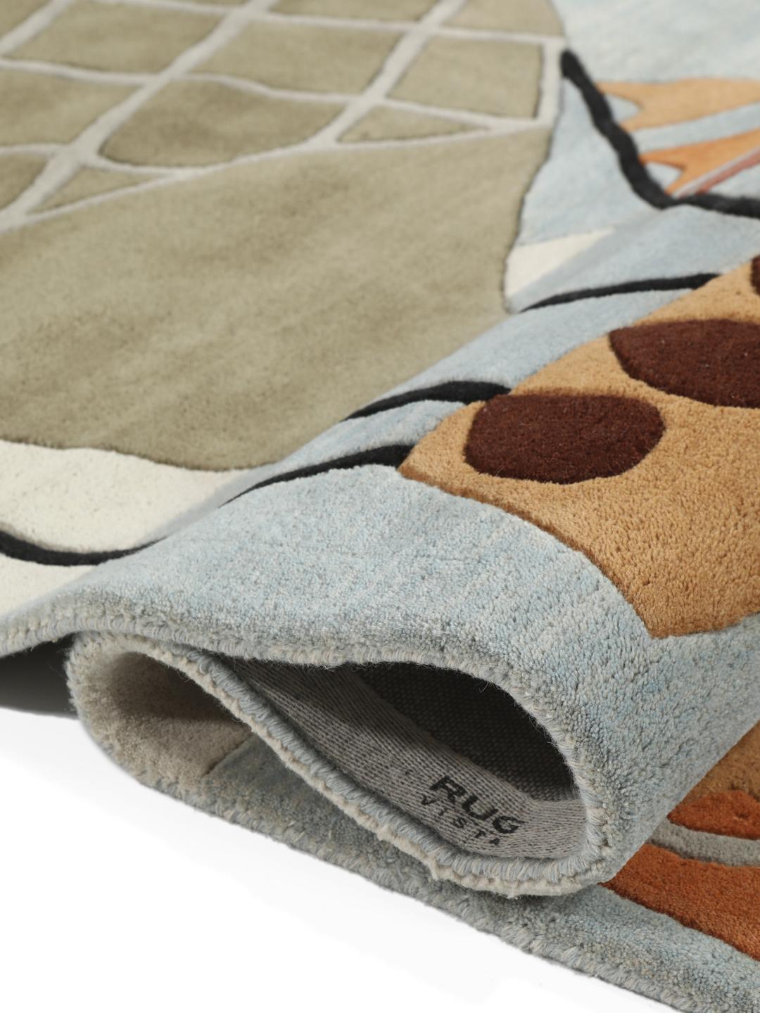 Tapis bleu clair avec des motifs ludiques d'avions et de montgolfières