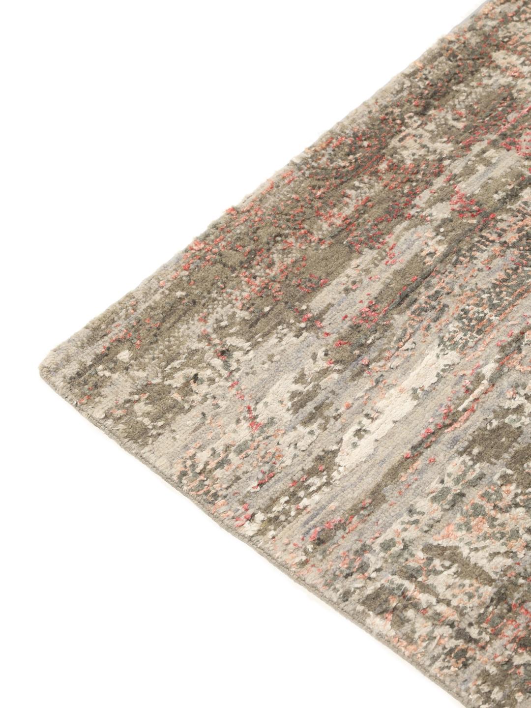 Et moderne håndknyttet tæppe fra Indien med et abstrakt design i grå og røde toner.