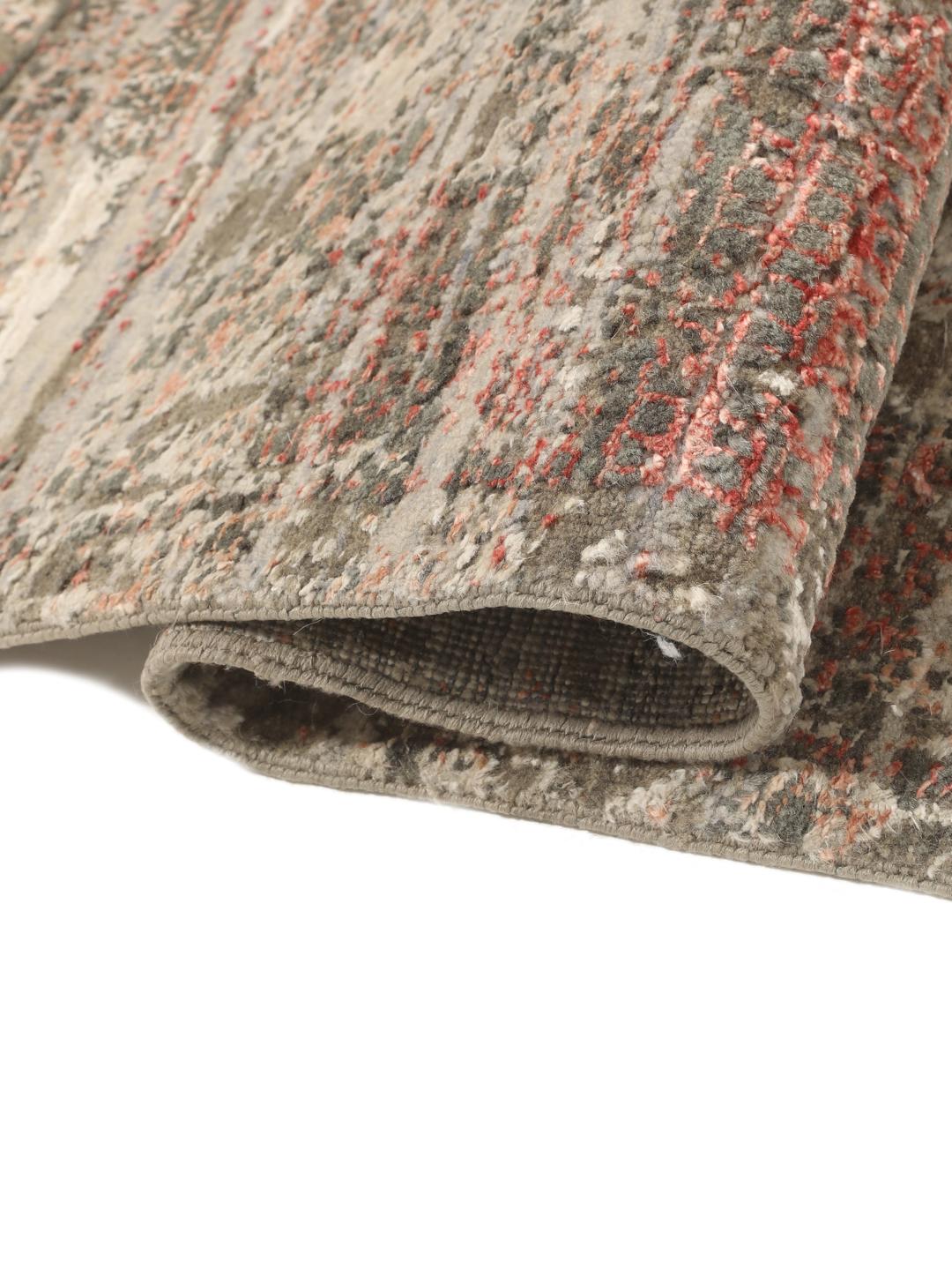 Et moderne håndknyttet tæppe fra Indien med et abstrakt design i grå og røde toner.