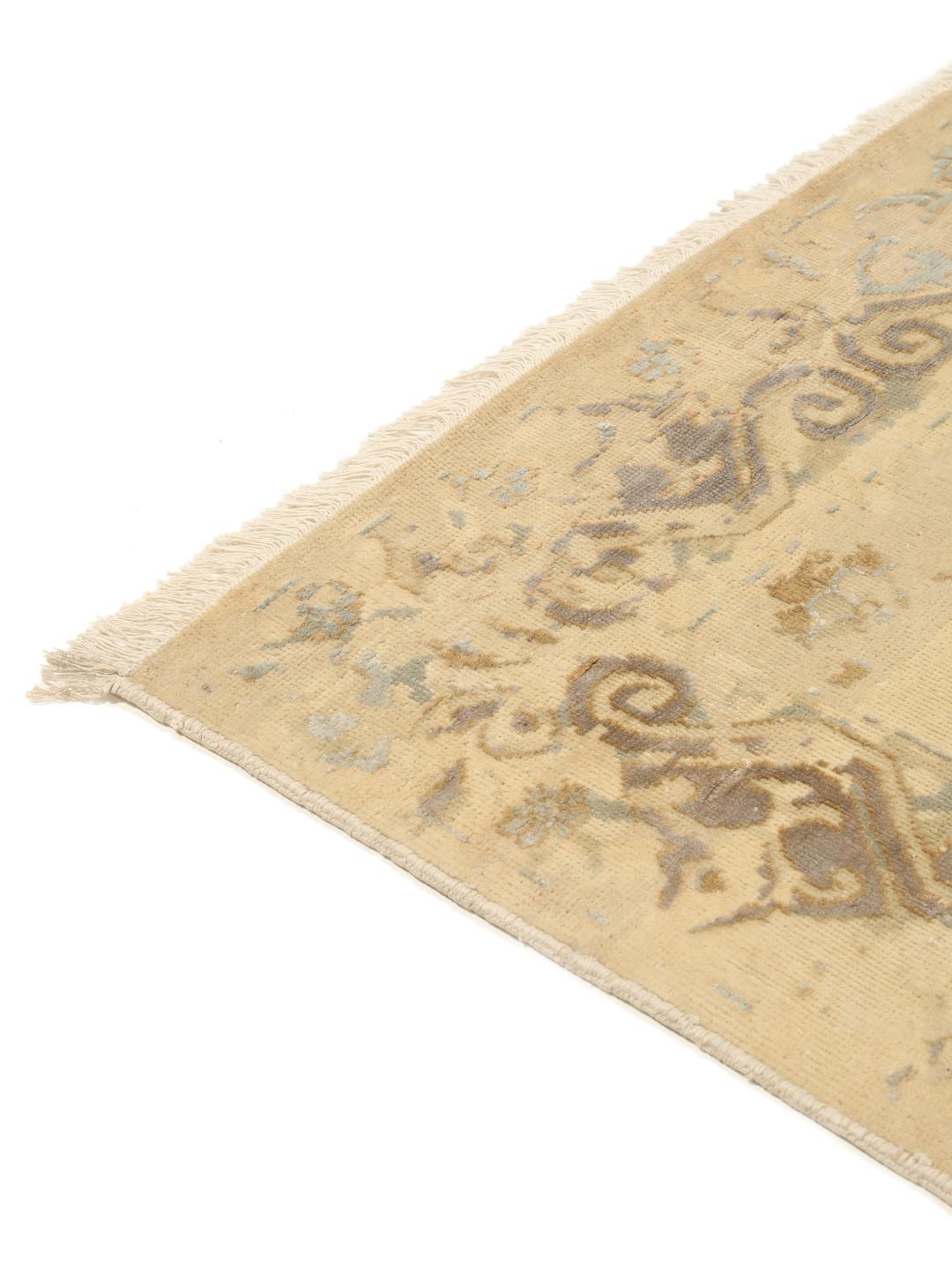 Håndknyttet indisk tæppe med moderne design i beige