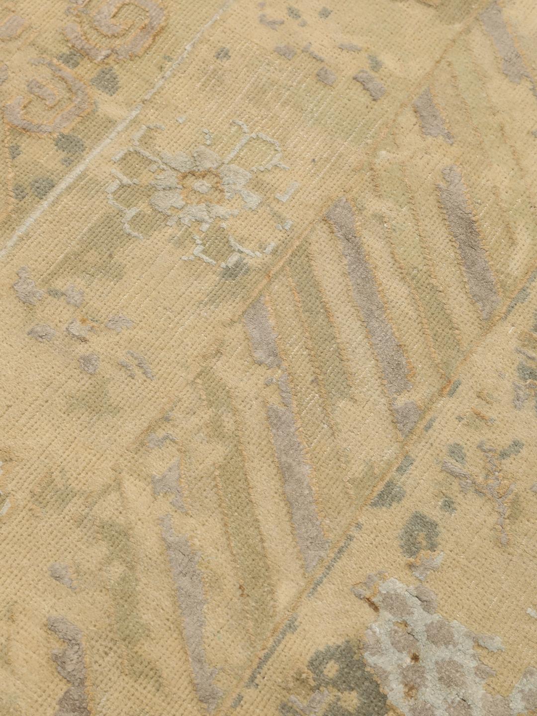 Håndknyttet indisk tæppe med moderne design i beige