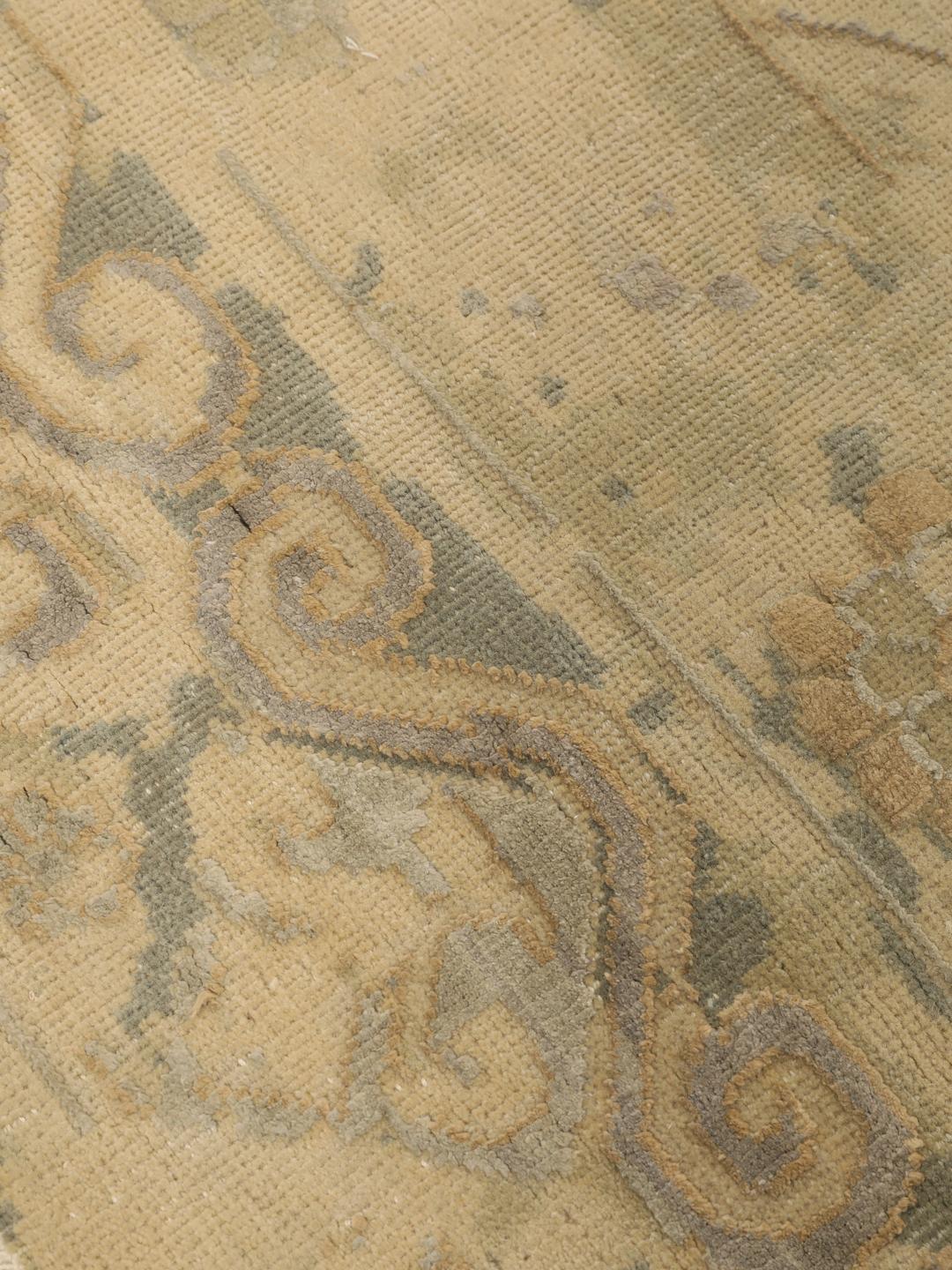Håndknyttet indisk tæppe med moderne design i beige